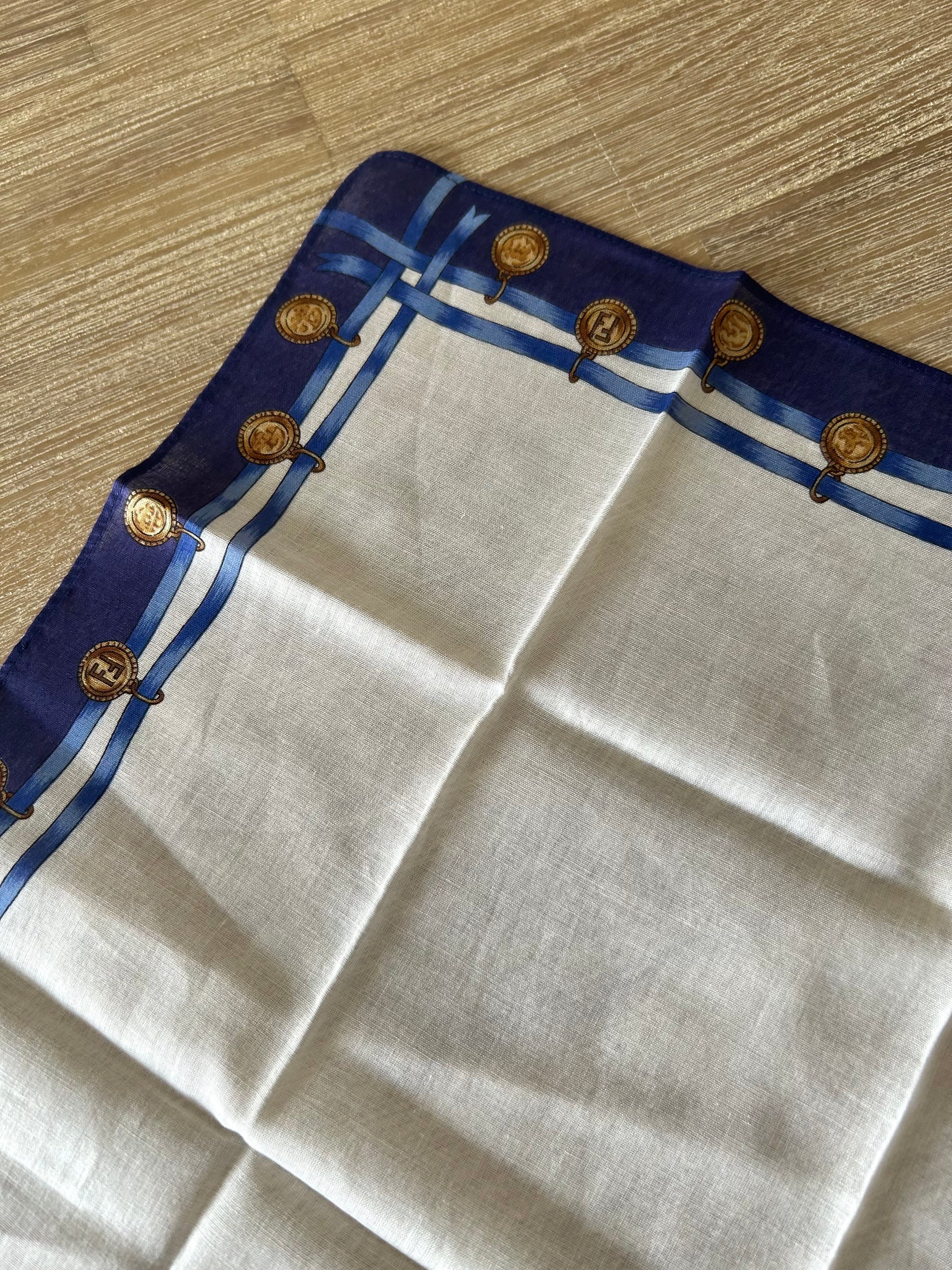 女神節滿額 HKD$3888贈品 - FENDI 藍白色金幣方型絲巾 46x46cm