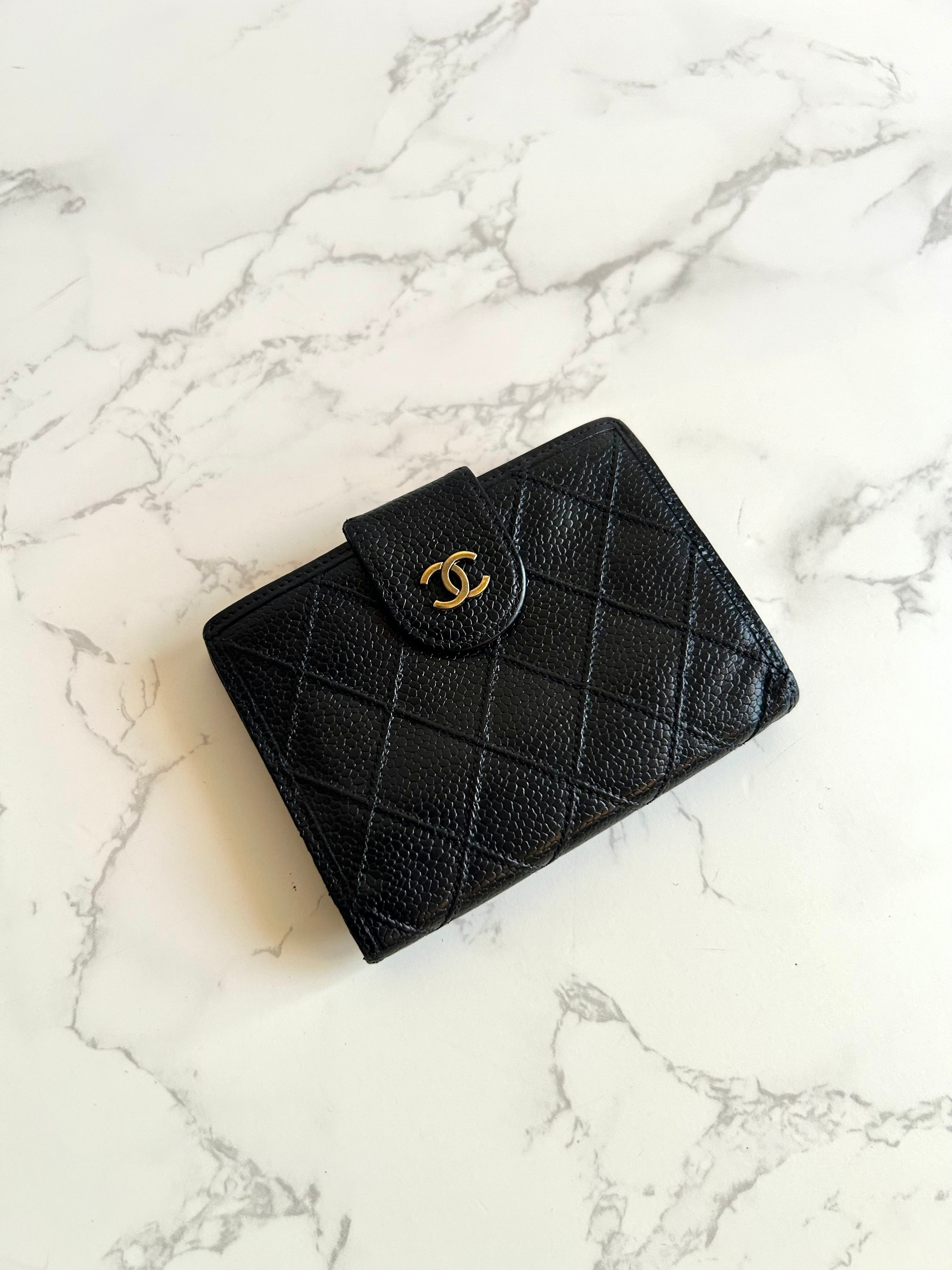 CHANEL rare gold buckle black caviar cowhide leather short wallet / wallet / purse