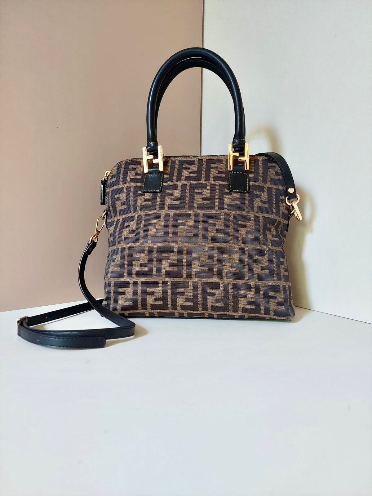 FENDI Zucchino coffee with black old flower gold buckle shell dual-purpose bag/side bag/oblique bag