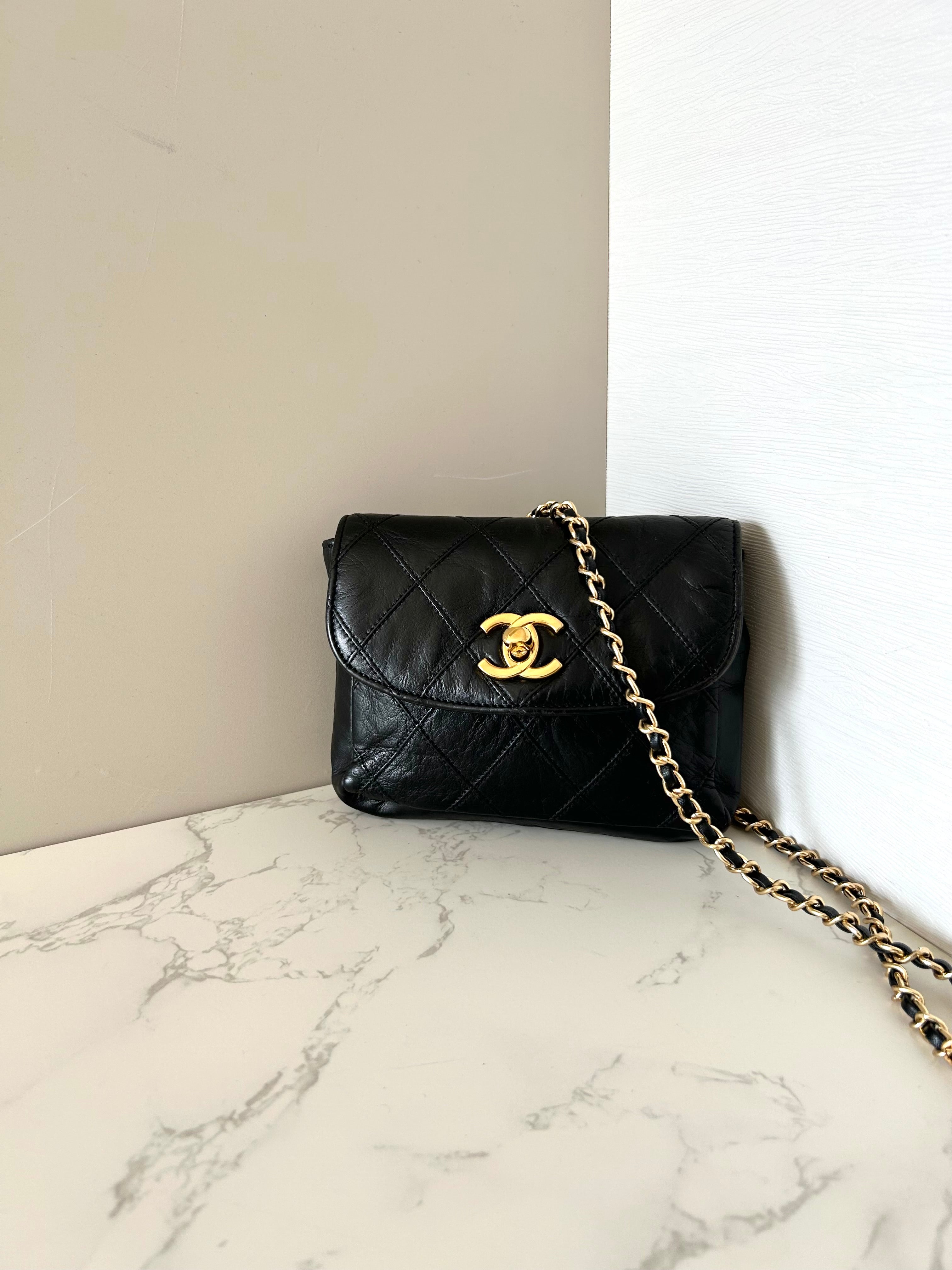 CHANEL rare black leather rotating buckle belt bag/side bag/clutch bag