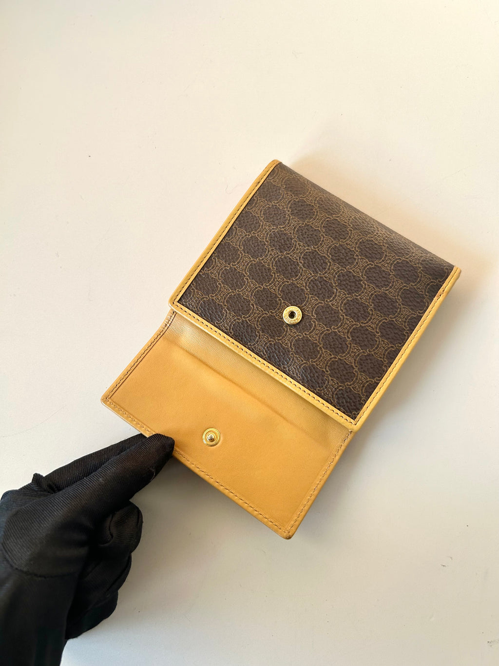 CELINE 米咖啡色凱旋門老花短夾口金錢包/銀包/皮夾