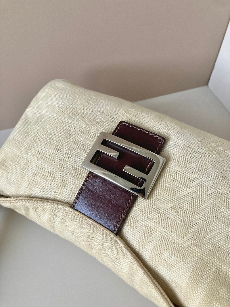 FENDI Zucchino 白色配咖啡色老花銀扣小法棍腋下包/側背包
