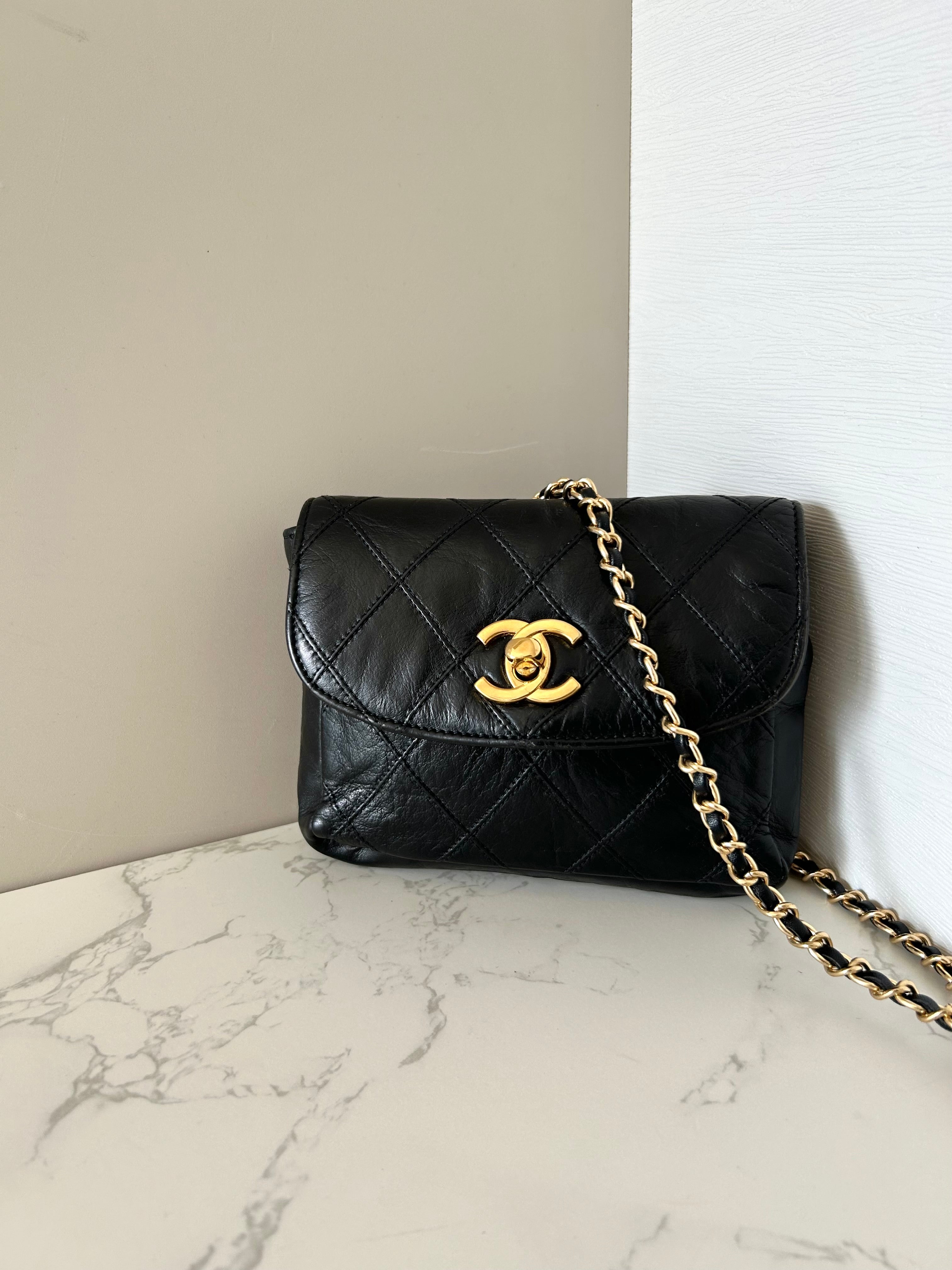 CHANEL rare black leather rotating buckle belt bag/side bag/clutch bag