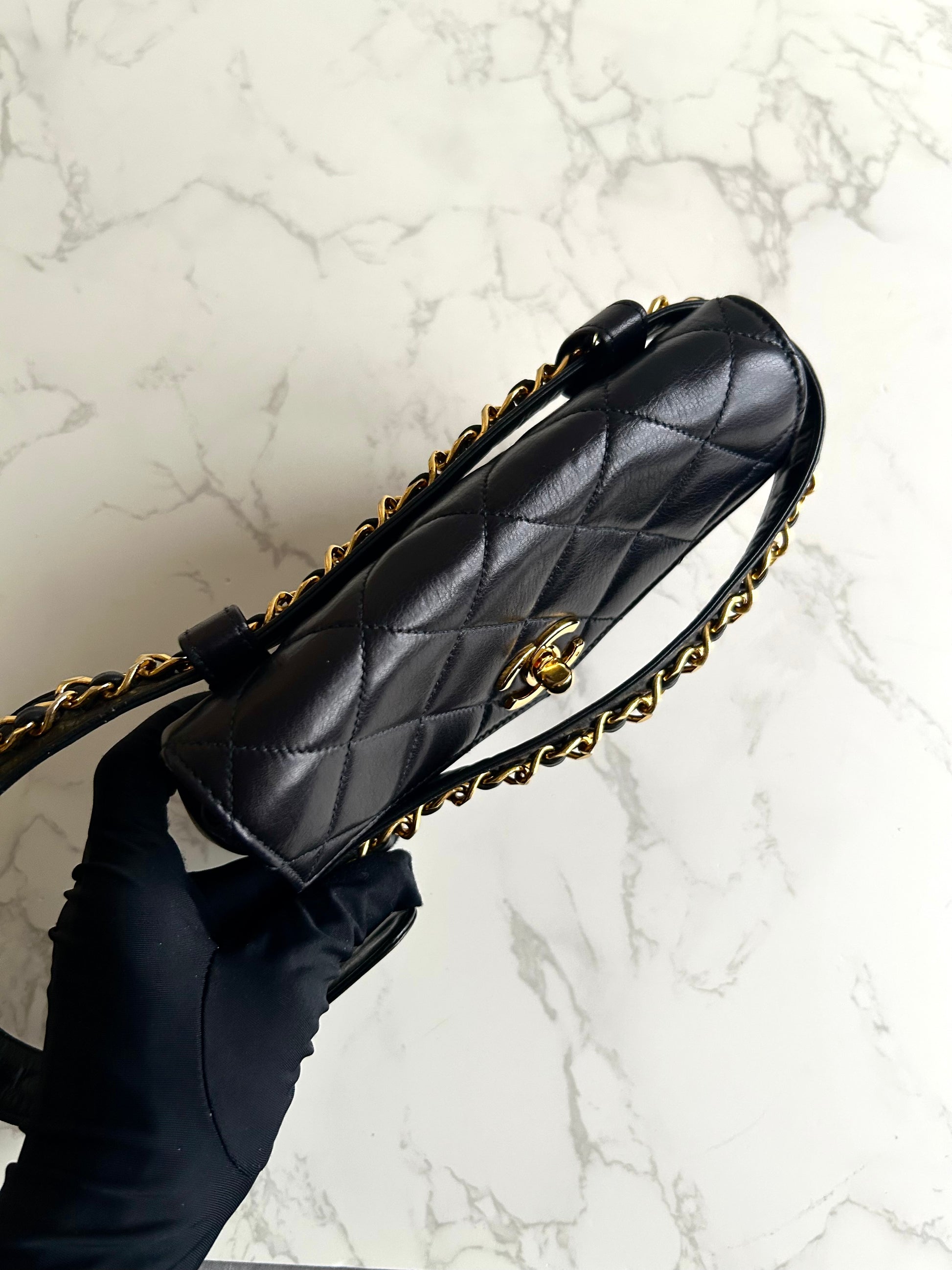 稀有 CHANEL Matelassé 黑色皮革金旋轉扣側背包/腰帶包/腋下包