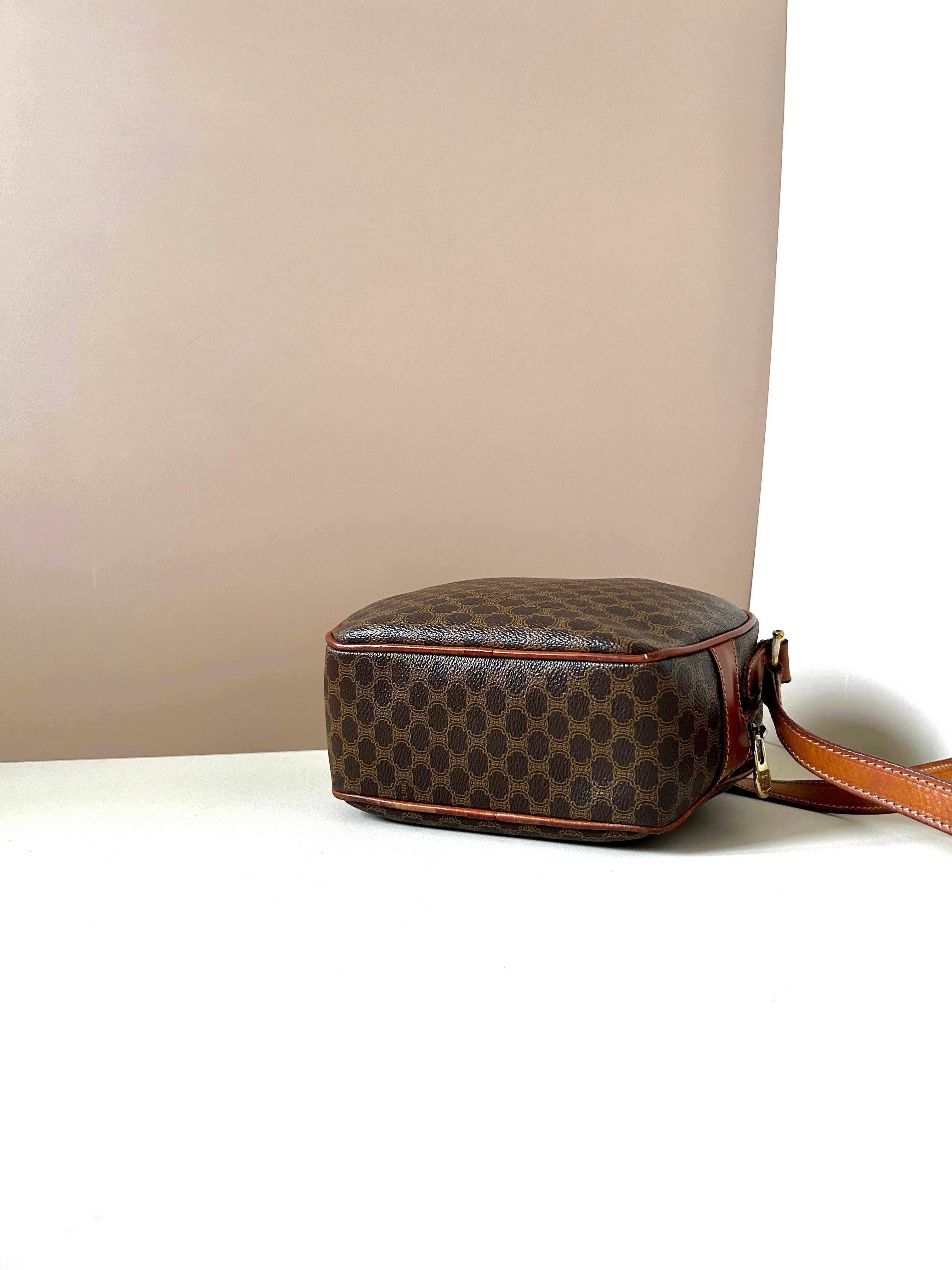 CELINE rare coffee-colored old flower small shell box bag/side backpack/oblique backpack