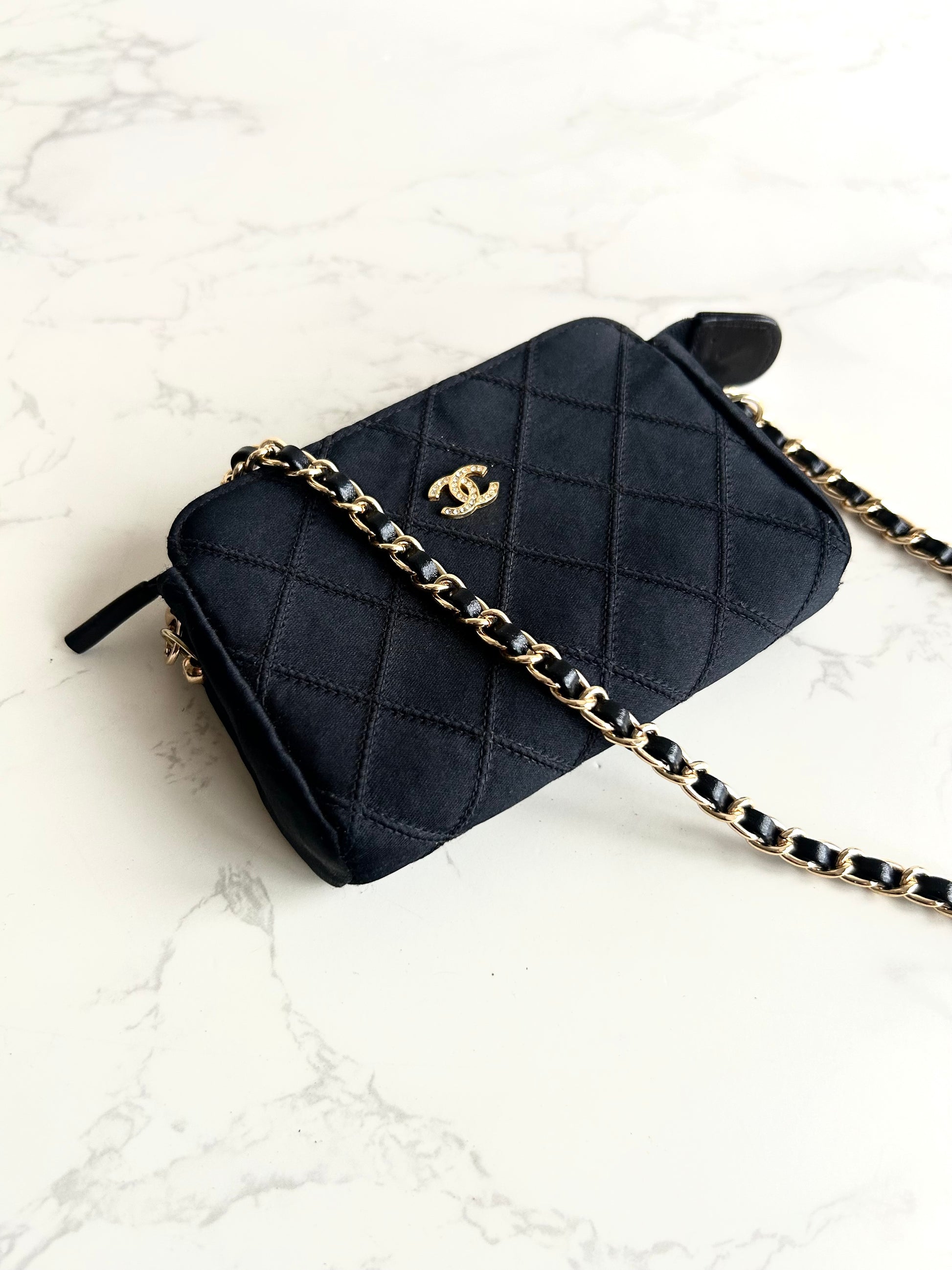 稀有Chanel 黑金色水鑽絲絹包/側背包/斜背包