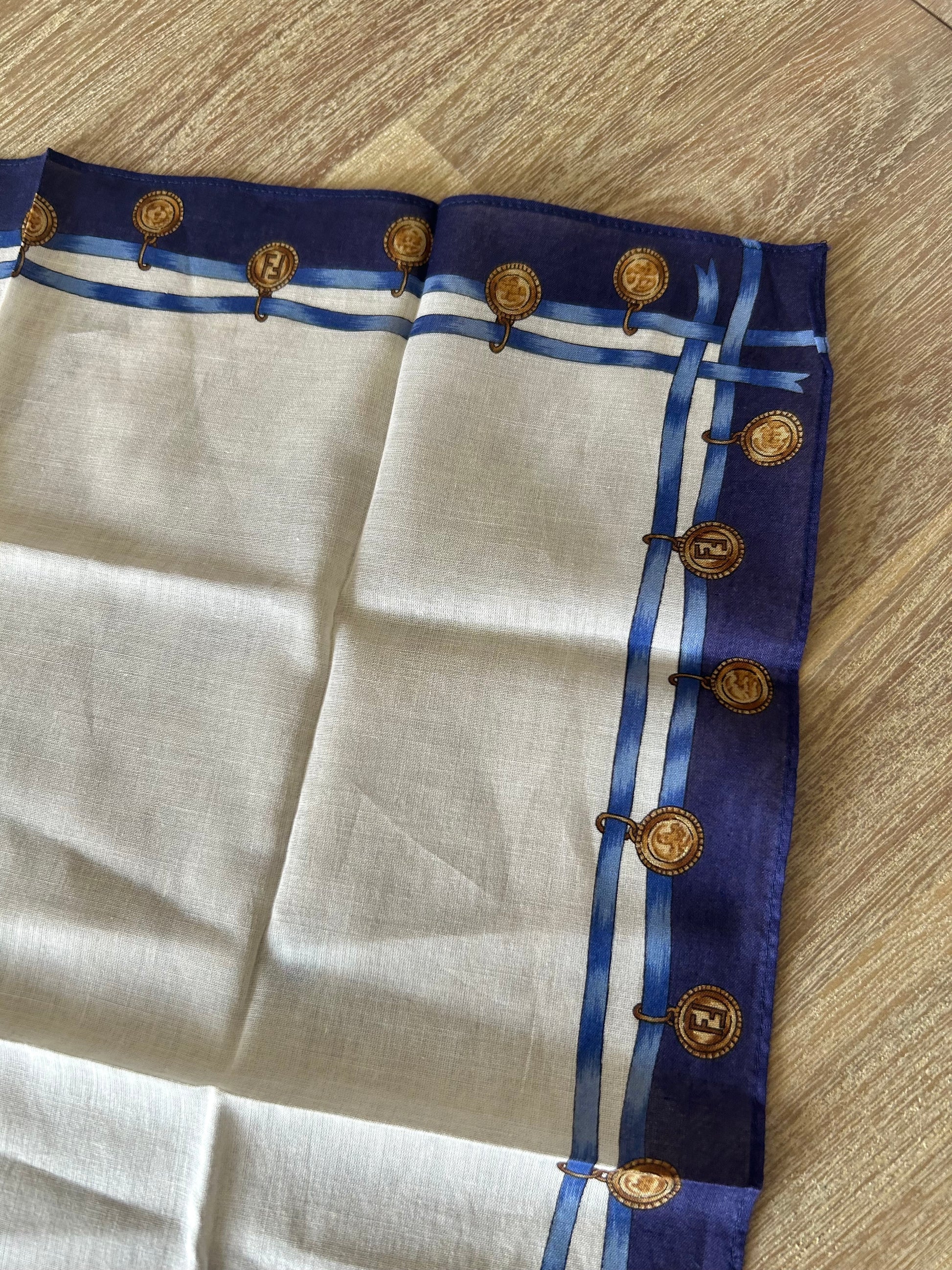 女神節滿額 HKD$3888贈品 - FENDI 藍白色金幣方型絲巾 46x46cm