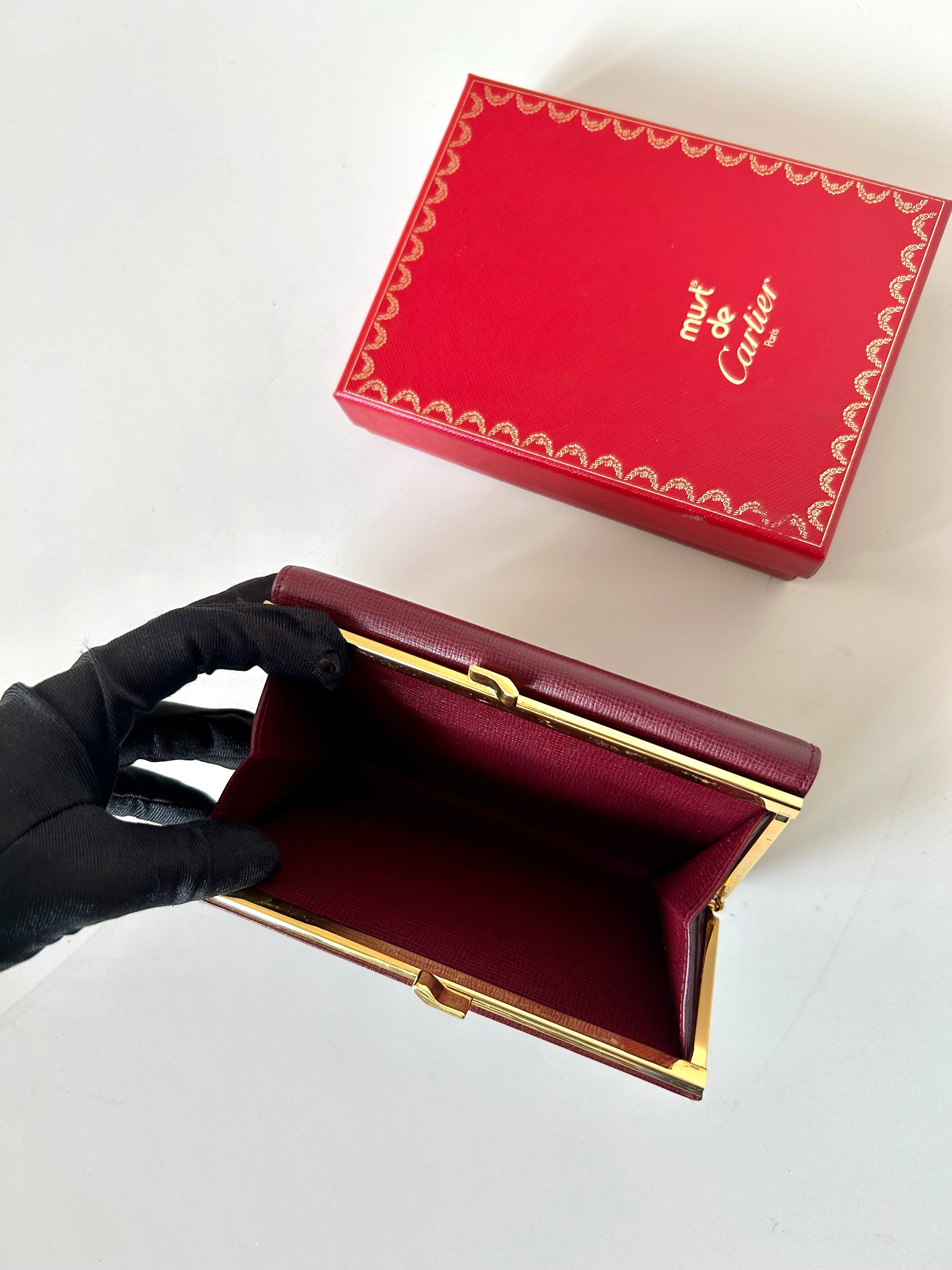 CARTIER Must de Cartier 酒紅皮革中短夾口金錢包/銀包