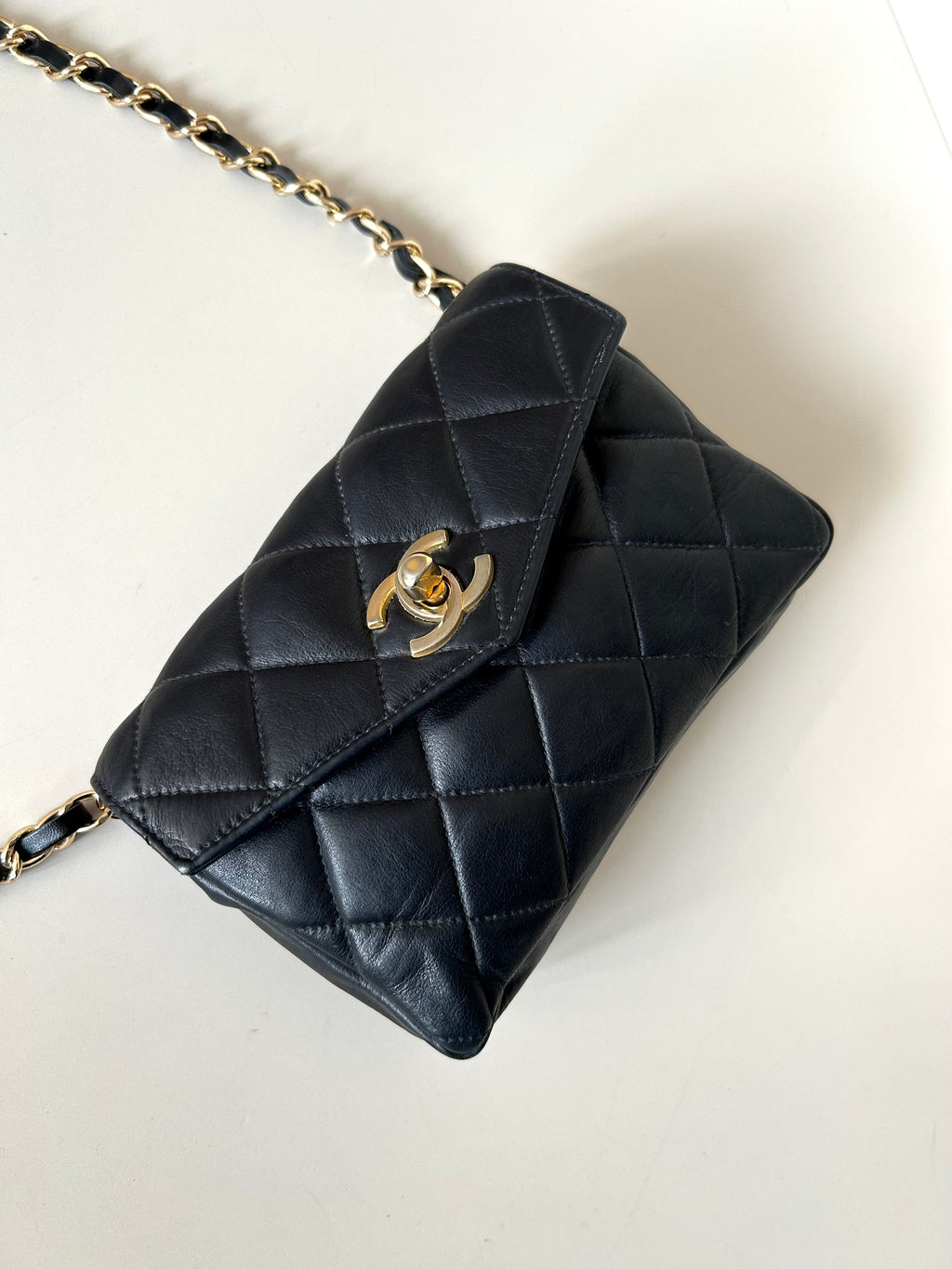 CHANEL 稀有黑色皮革金旋轉扣腰帶包/側背包/手拿包