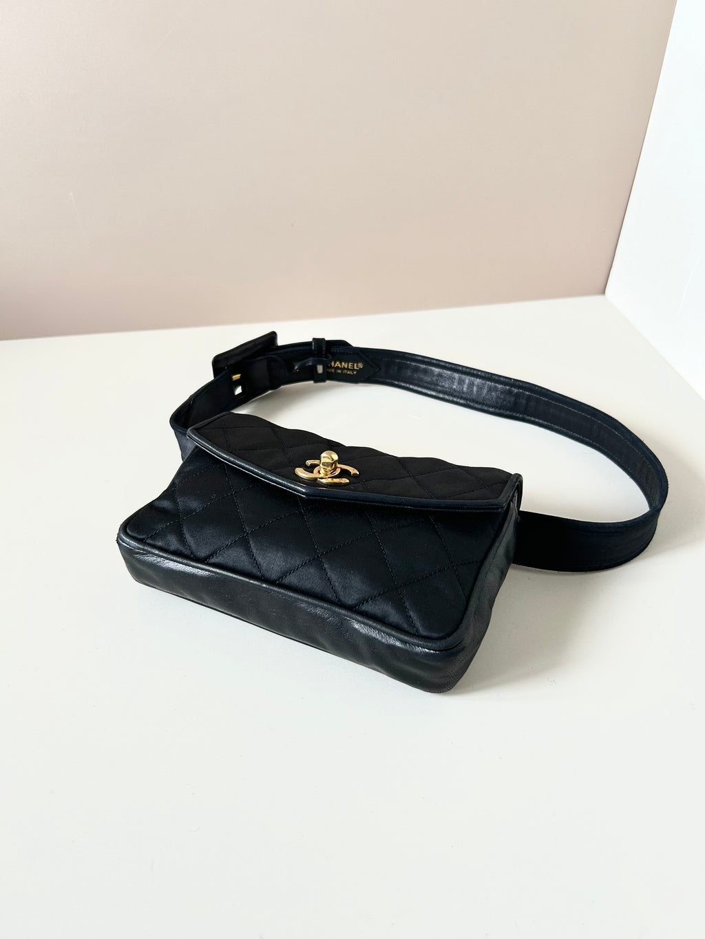 CHANEL 稀有黑色皮革拼布金扣腰帶包/側背包/斜背包