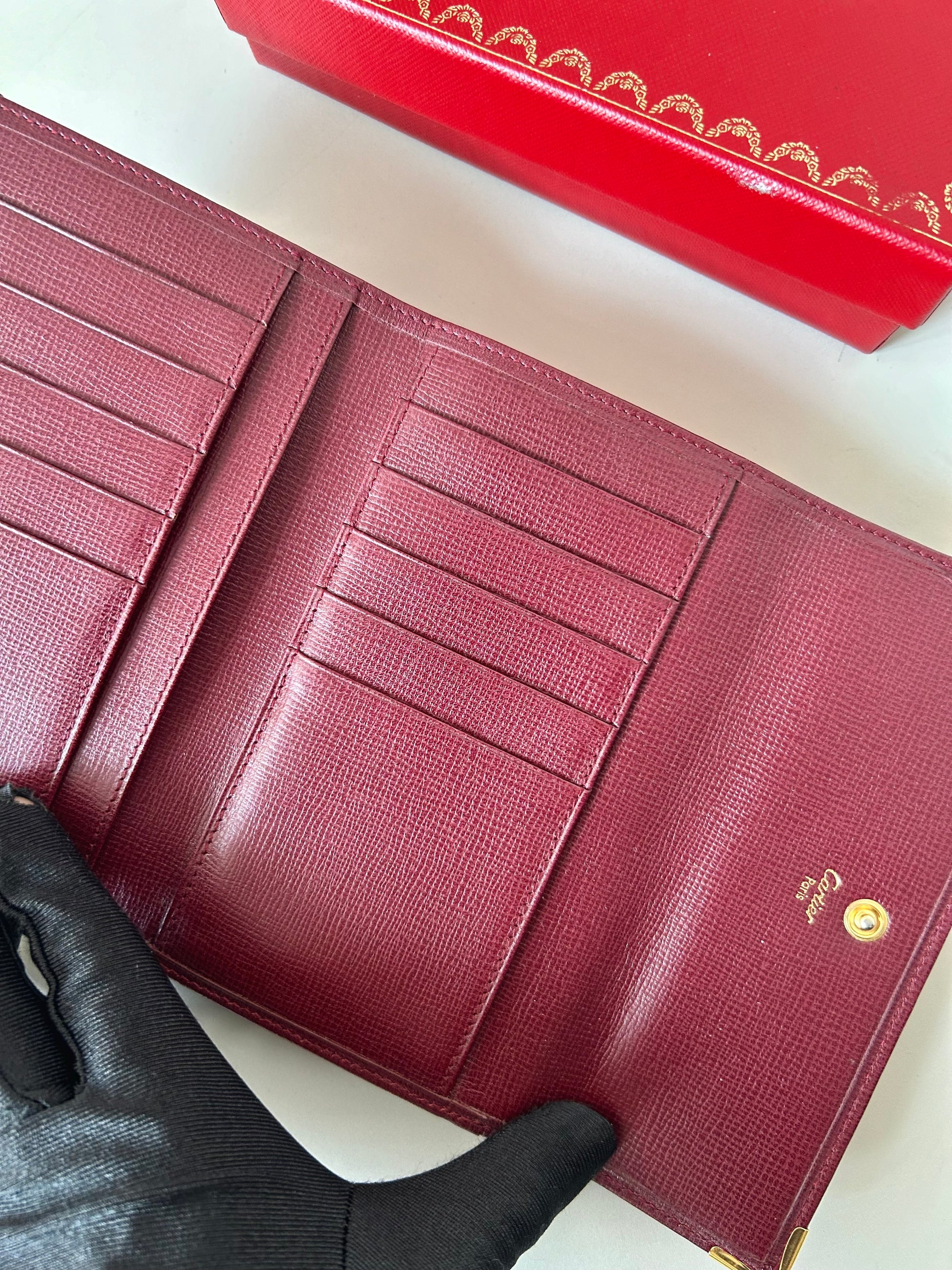 CARTIER Must de Cartier 酒紅皮革中短夾口金錢包/銀包