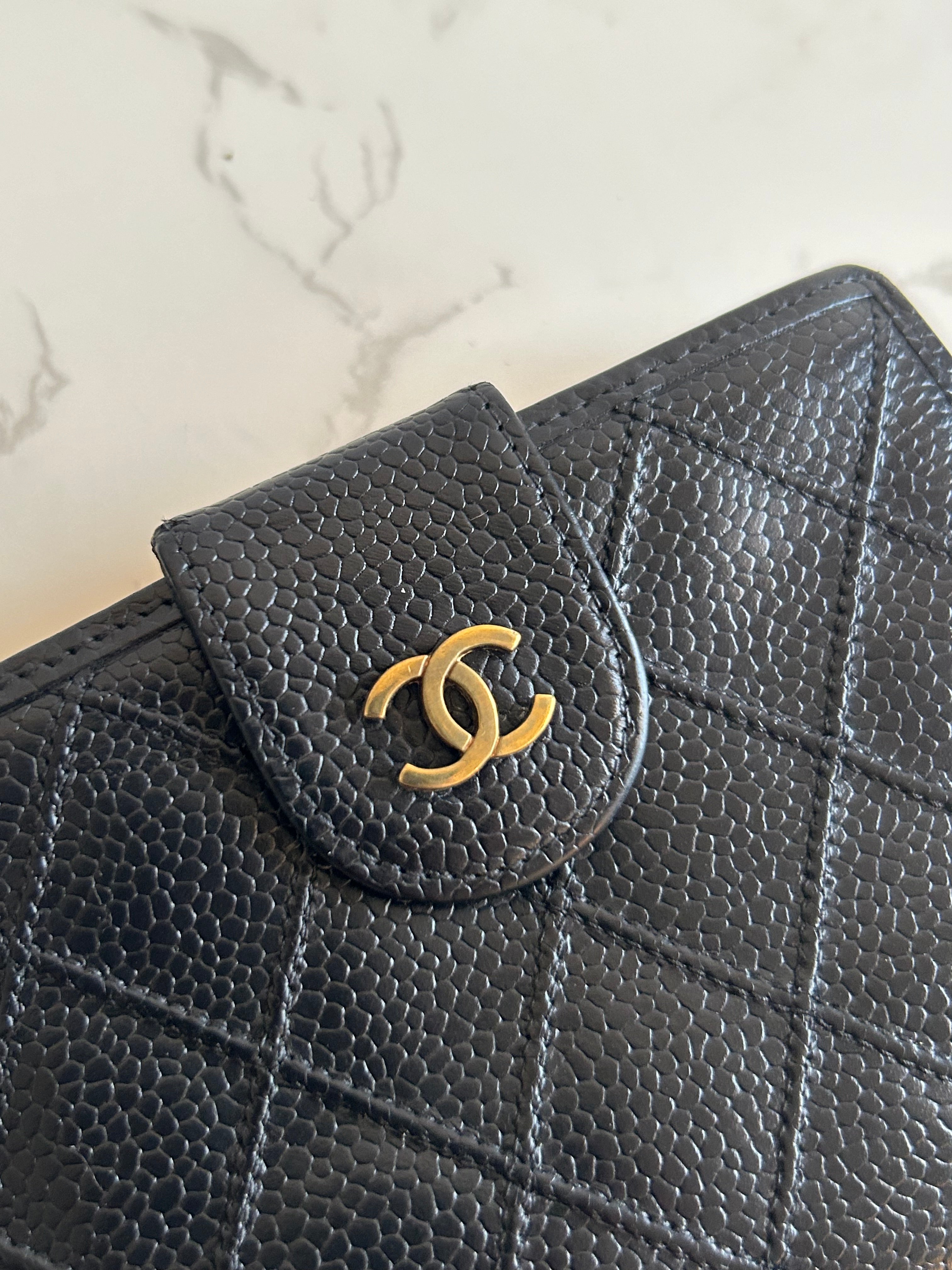 CHANEL rare gold buckle black caviar cowhide leather short wallet / wallet / purse