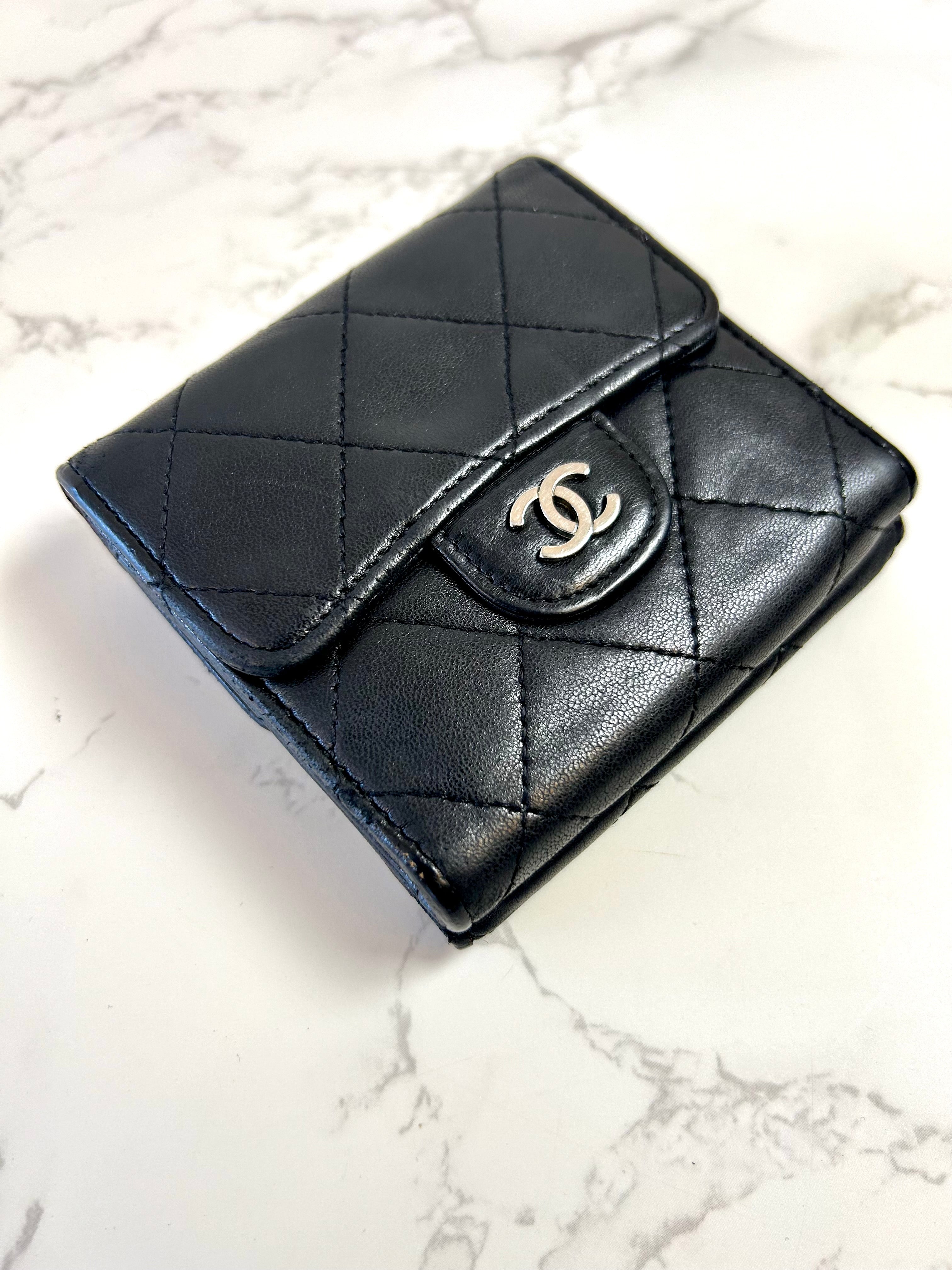 CHANEL double-sided lambskin black silver buckle short wallet / wallet
