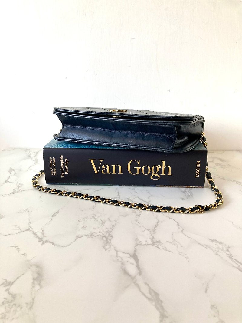 CHANEL classic black gold buckle 24cm Full Flap chain small bag/side backpack/shoulder bag