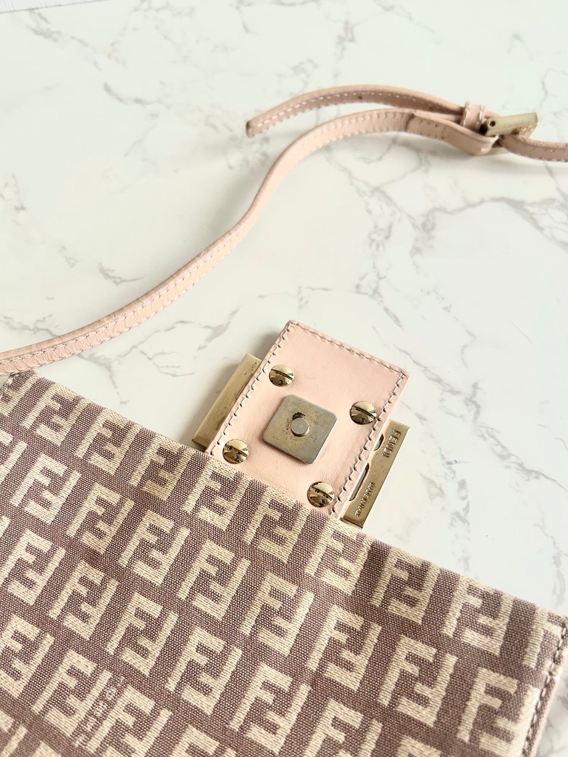 FENDI 稀有Zucca粉紅色老花銀扣豆腐包/側背包/斜背包