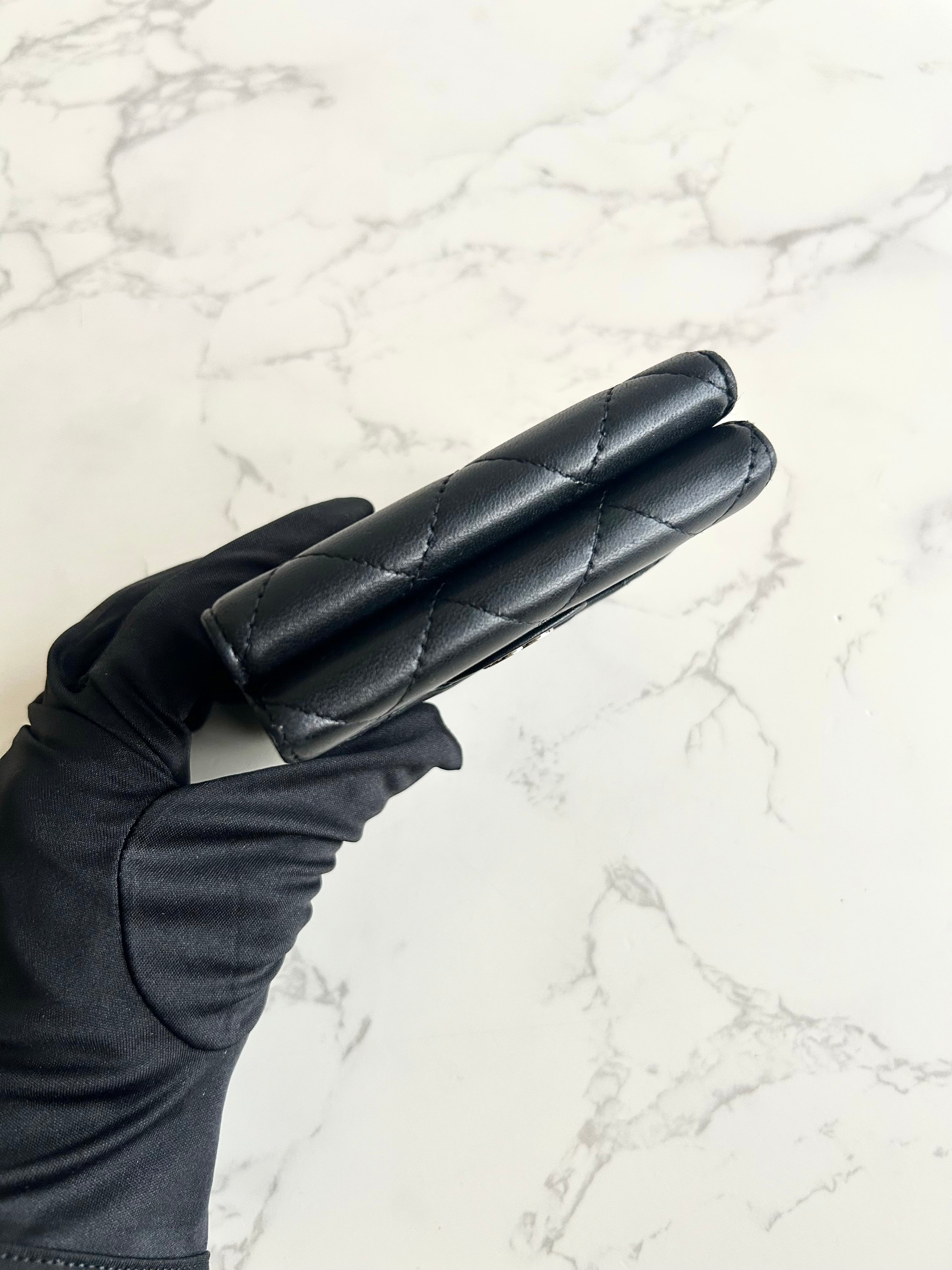 Pre-owned Chanel Double-Sided Black and Silver Lambskin Short Wallet