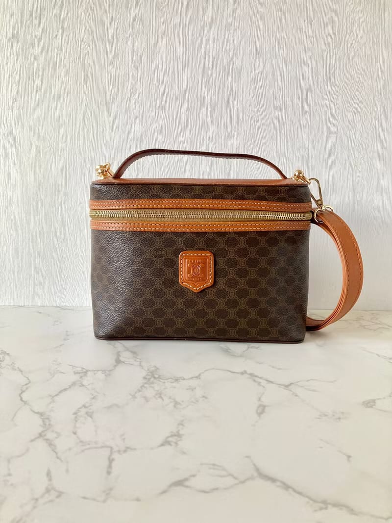 Celine coffee-colored old flower leather makeup chain shoulder bag / oblique bag