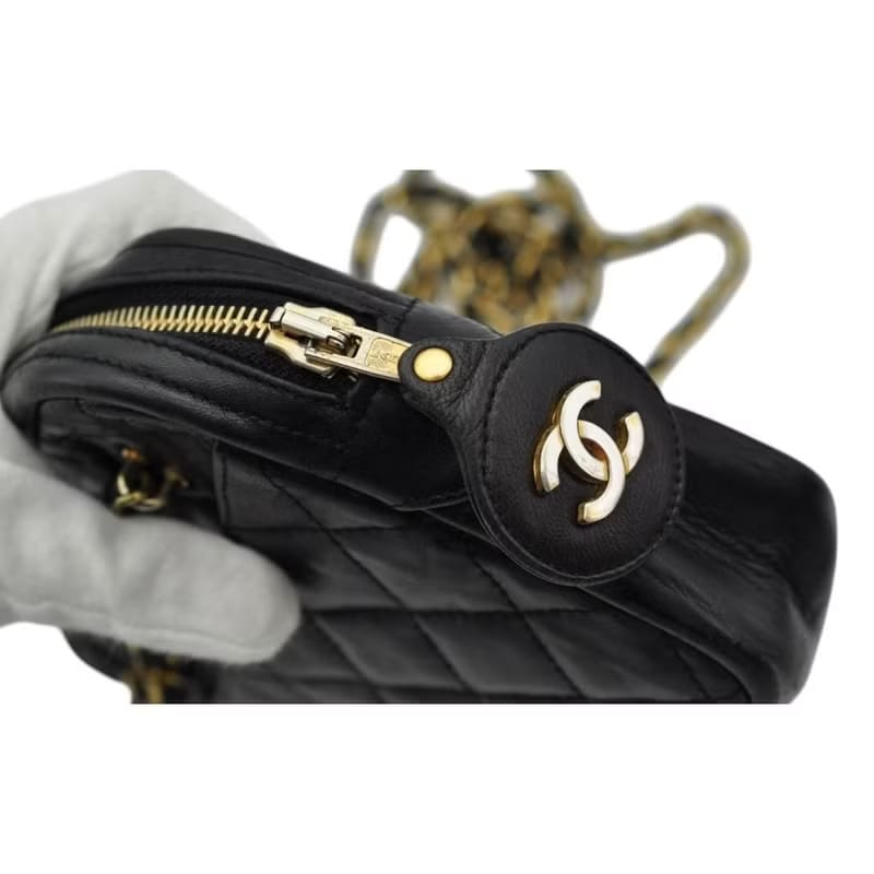 Rare second-hand Chanel black lambskin leather gold chain camera bag/side bag/crossbody bag