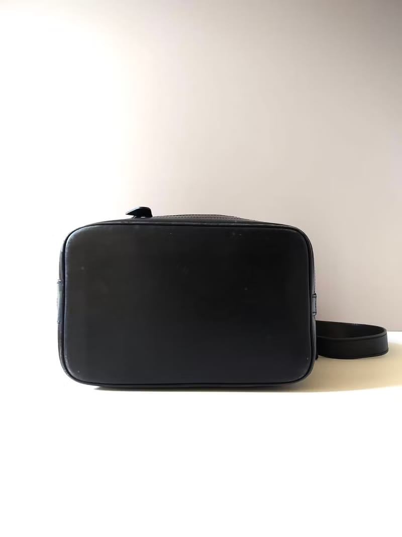 Second-hand CELINE black old flower leather shoulder bag/side bag