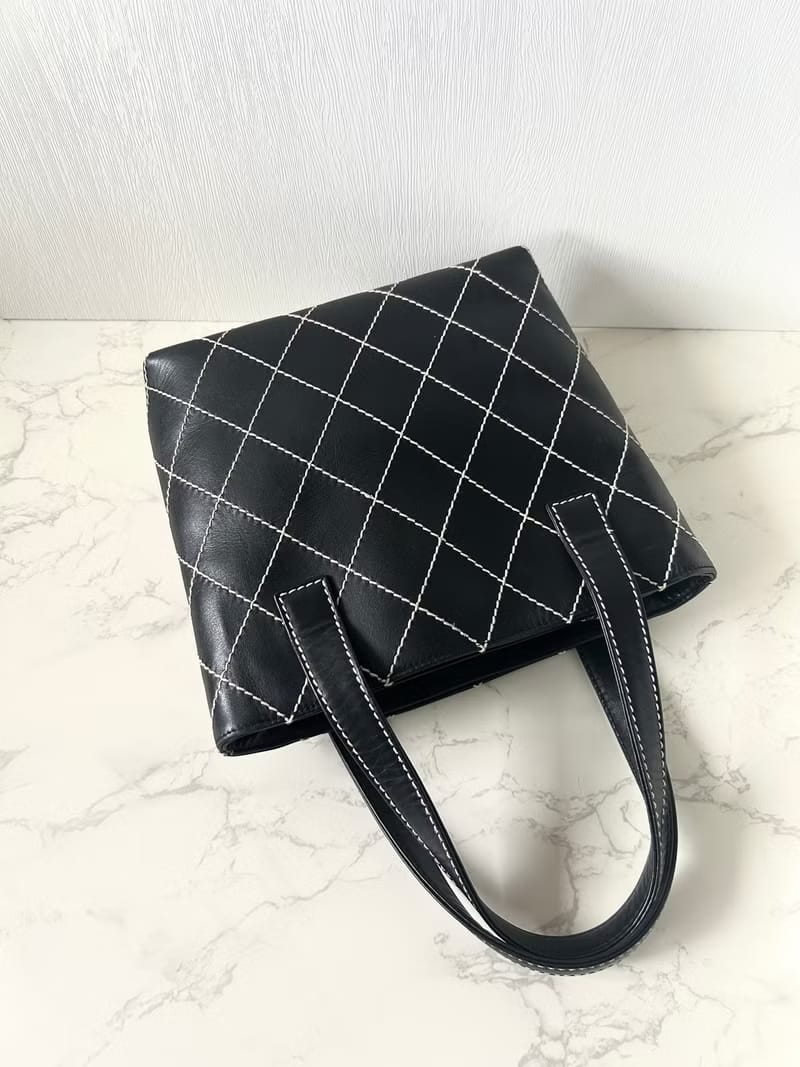 Rare second-hand Chanel Vivian black gold label leather small tote bag/shoulder bag/side bag