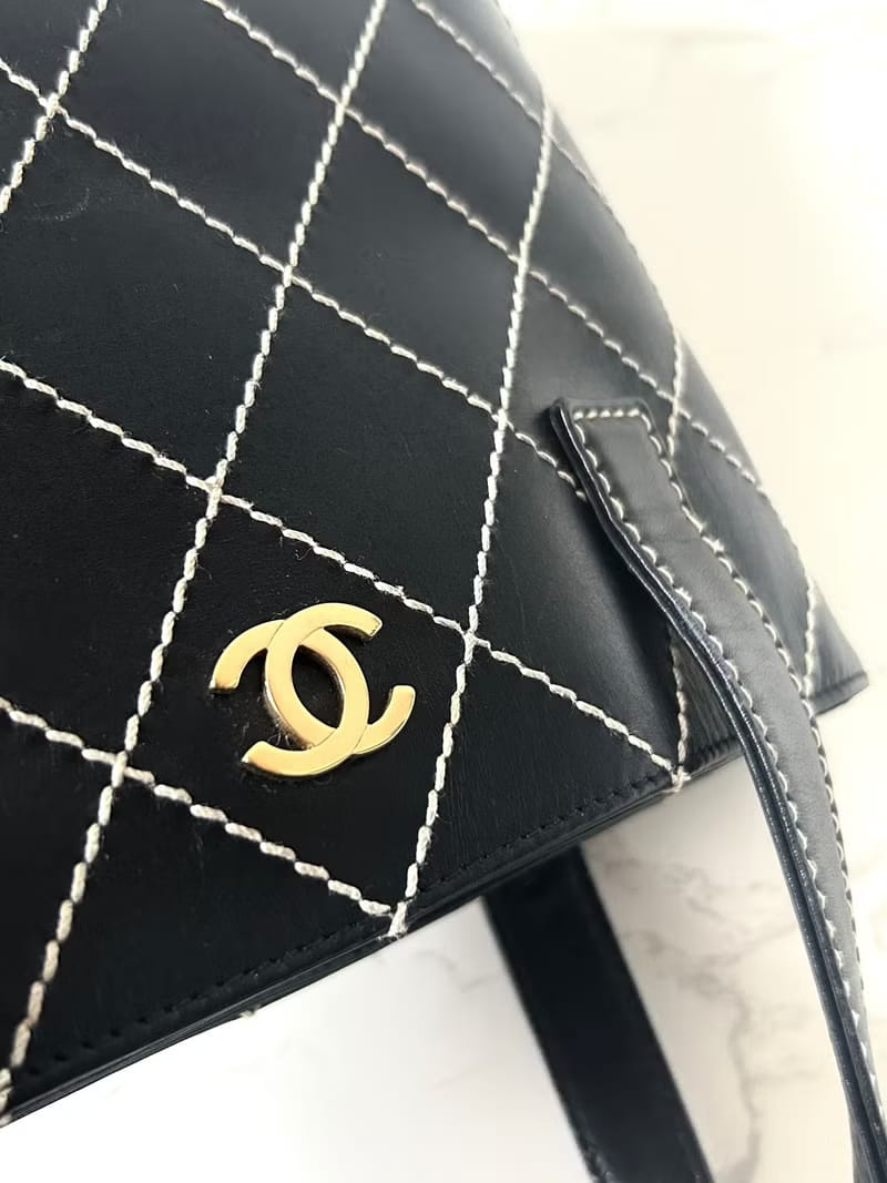 Rare second-hand Chanel Vivian black gold label leather small tote bag/shoulder bag/side bag
