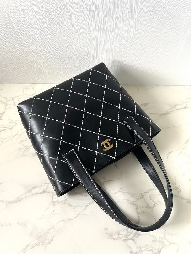 Rare second-hand Chanel Vivian black gold label leather small tote bag/shoulder bag/side bag