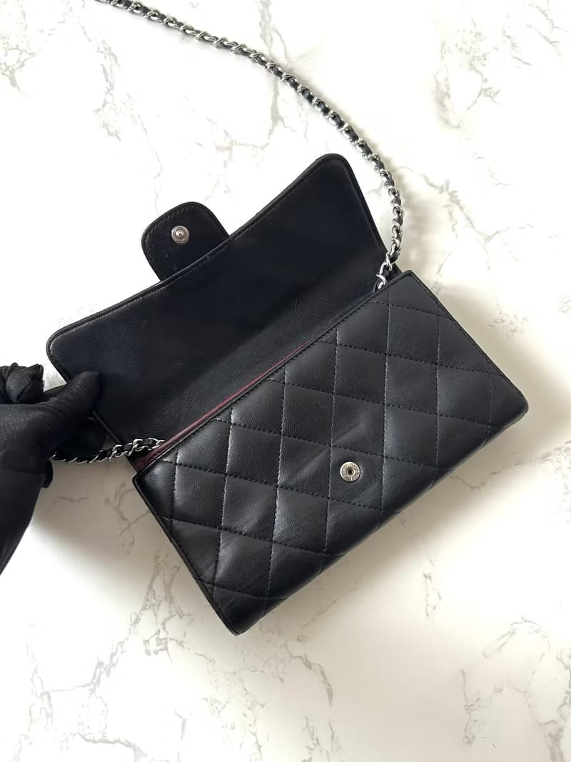Second-hand Chanel black lambskin leather WOC shoulder bag/crossbody bag/wallet