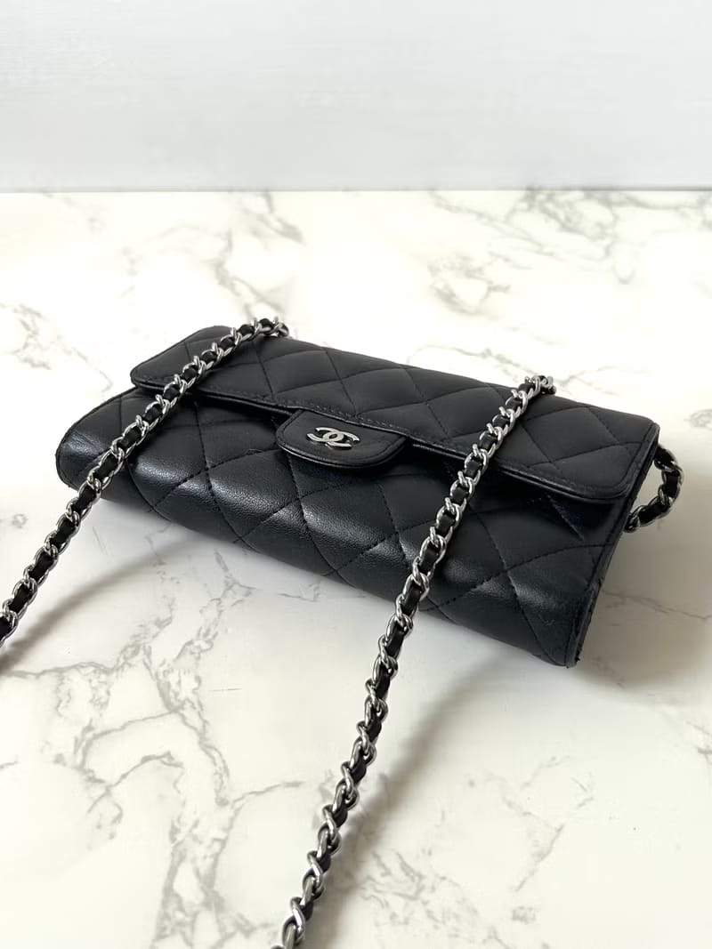 Second-hand Chanel black lambskin leather WOC shoulder bag/crossbody bag/wallet