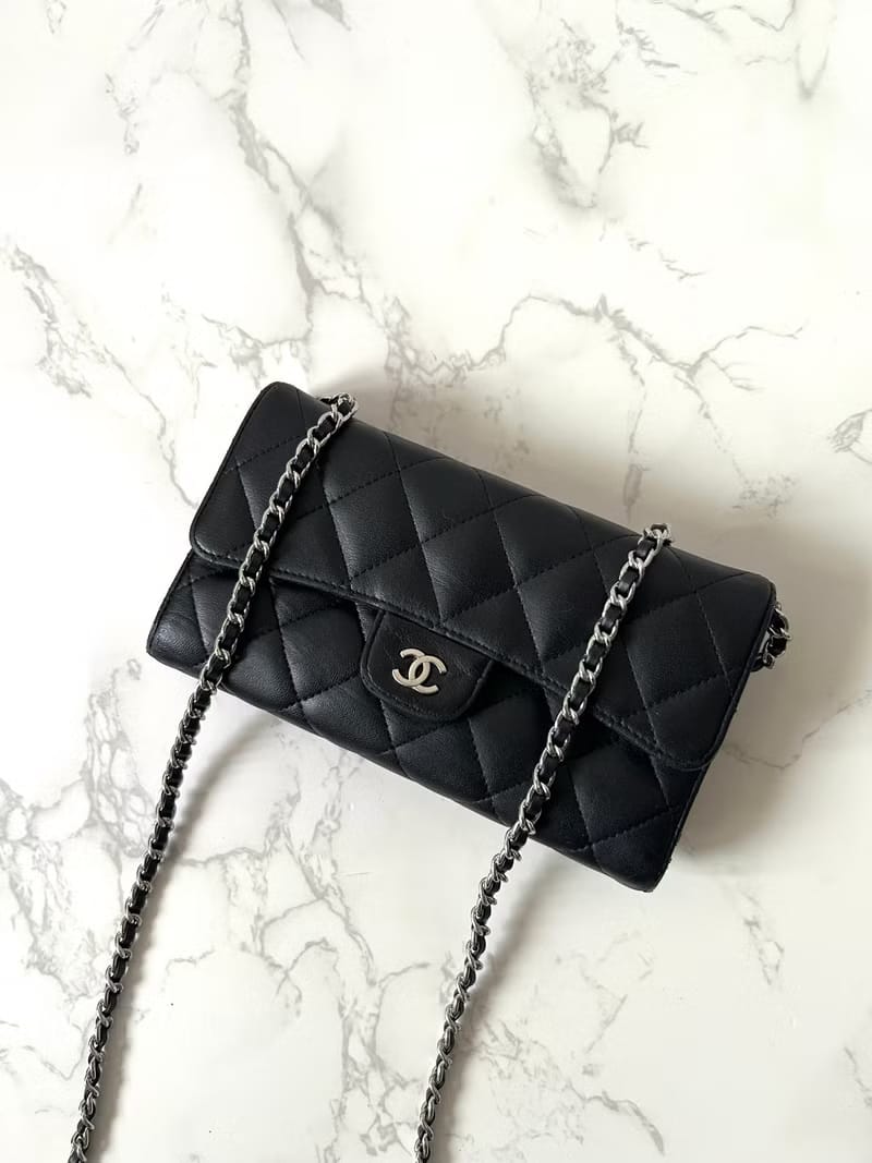 Second-hand Chanel black lambskin leather WOC shoulder bag/crossbody bag/wallet