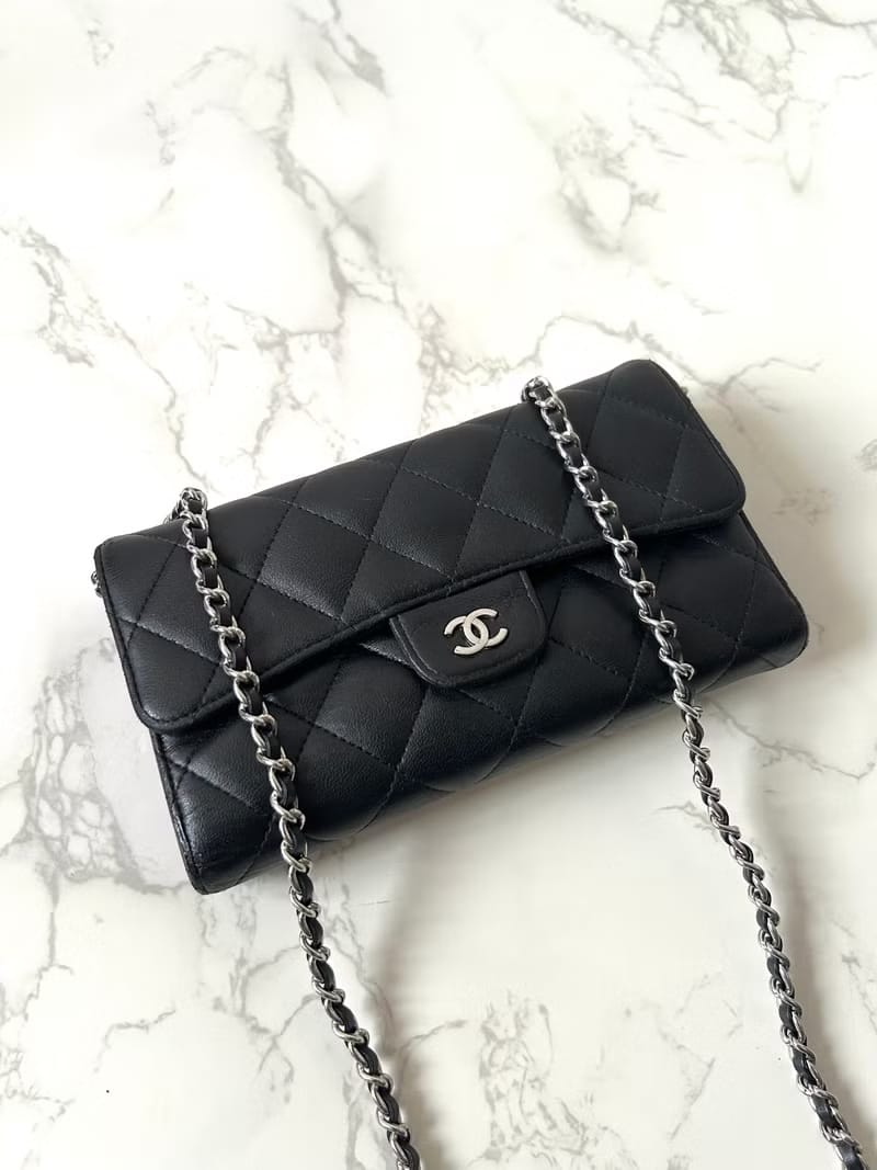 Second-hand Chanel black lambskin leather WOC shoulder bag/crossbody bag/wallet