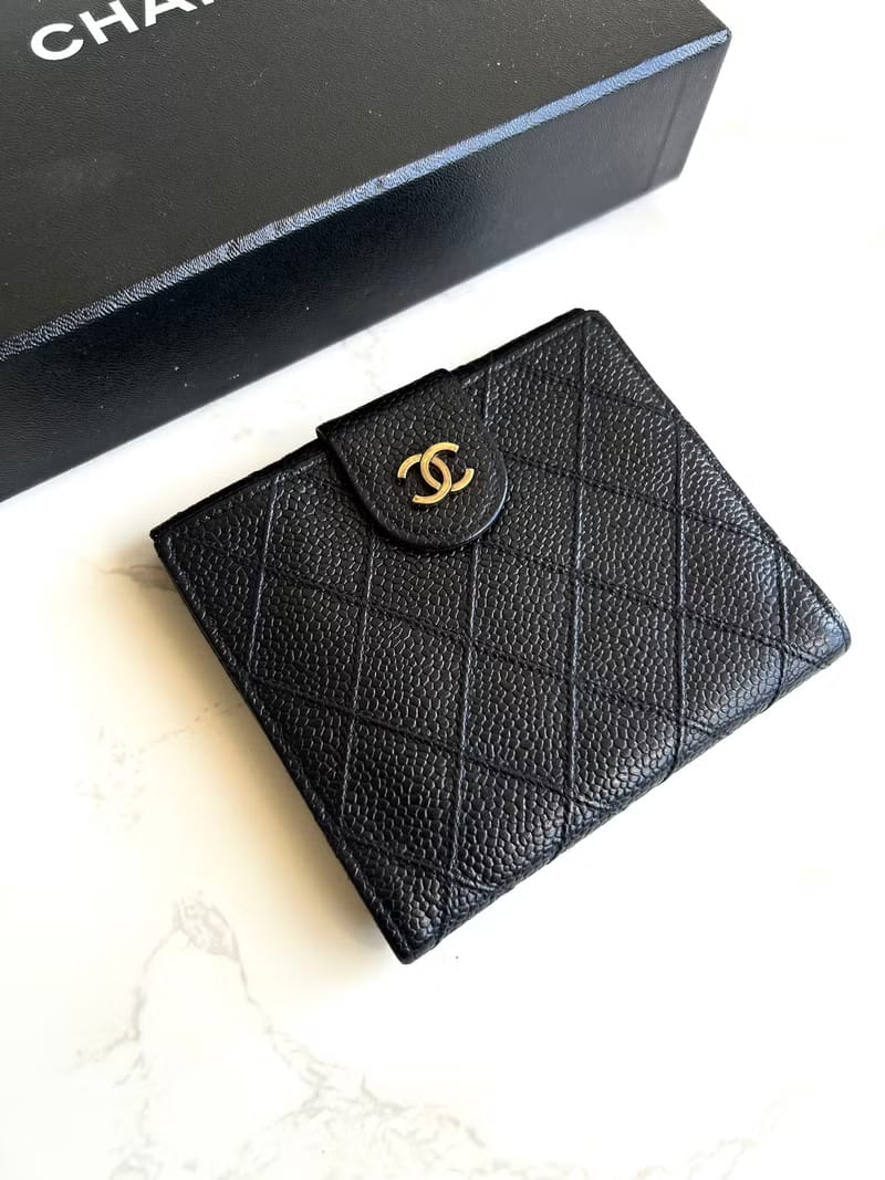 Chanel雙面魚子醬皮革黑色短夾/皮夾