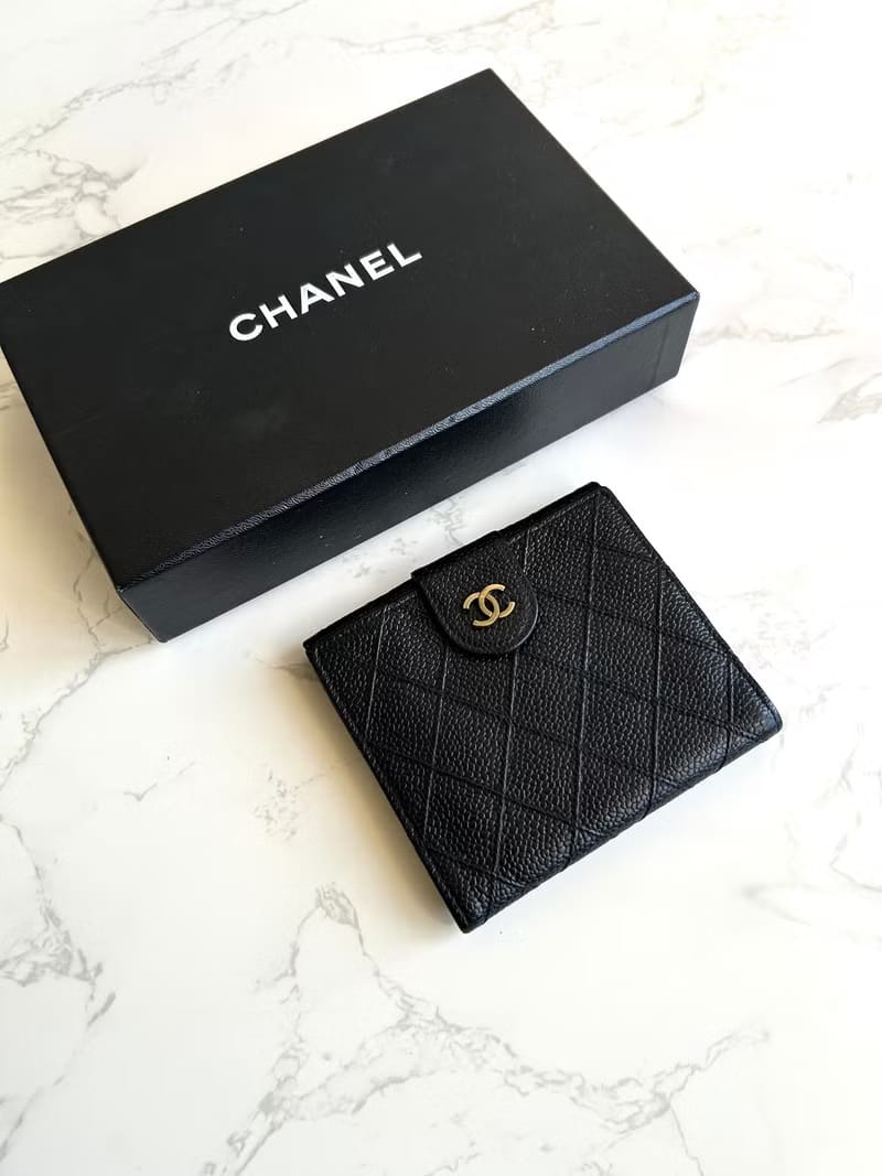 Chanel雙面魚子醬皮革黑色短夾/皮夾