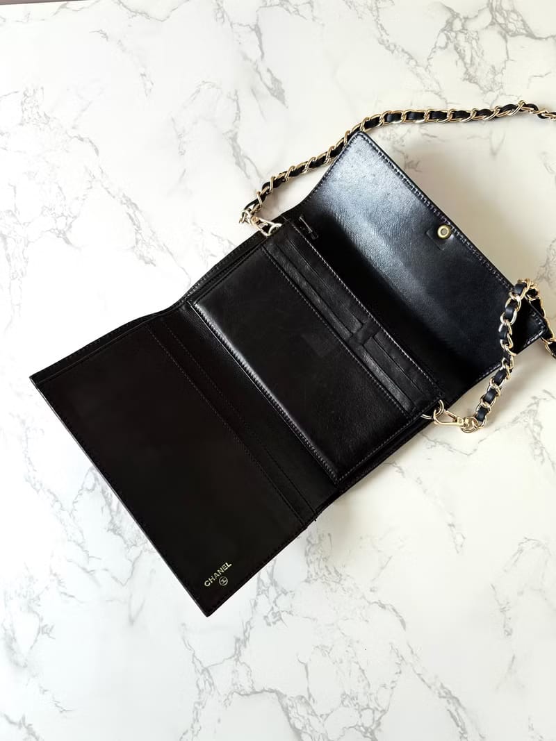 Chanel黑色皮革金扣斜背包/側背包/長夾