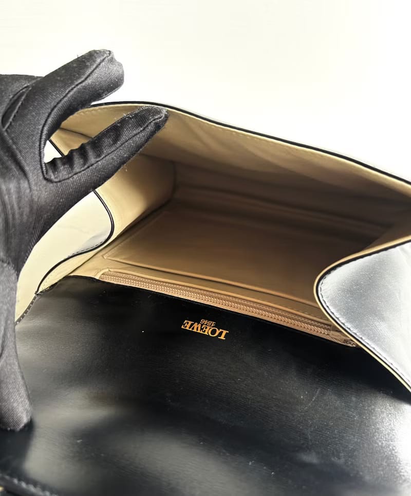 Loewe 黑色Anagram壓花側背包 / 斜背包