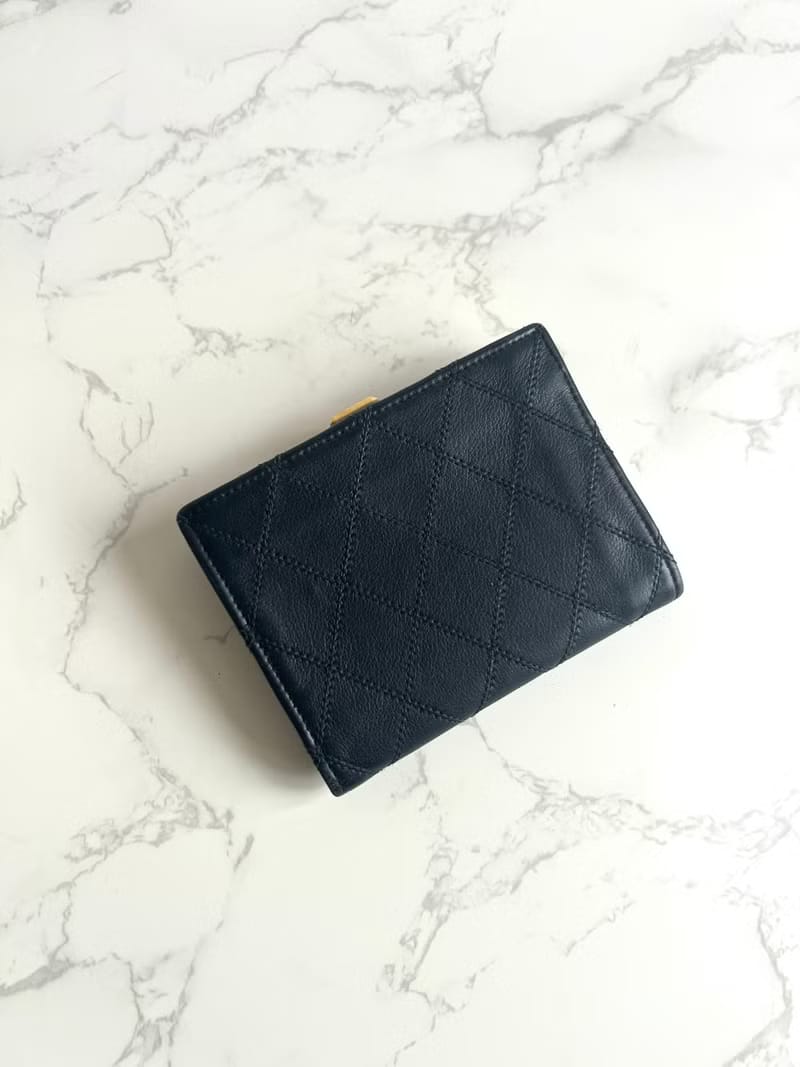 Chanel黑色小羊皮金扣皮革中短夾銀包