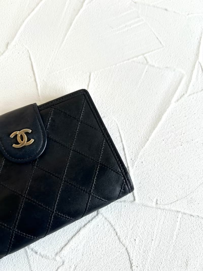 Chanel black lambskin vintage gold-plated bag short wallet/middle wallet/wallet/leather wallet