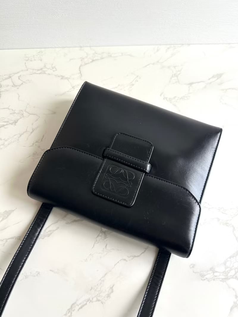 Loewe 黑色Anagram壓花側背包 / 斜背包