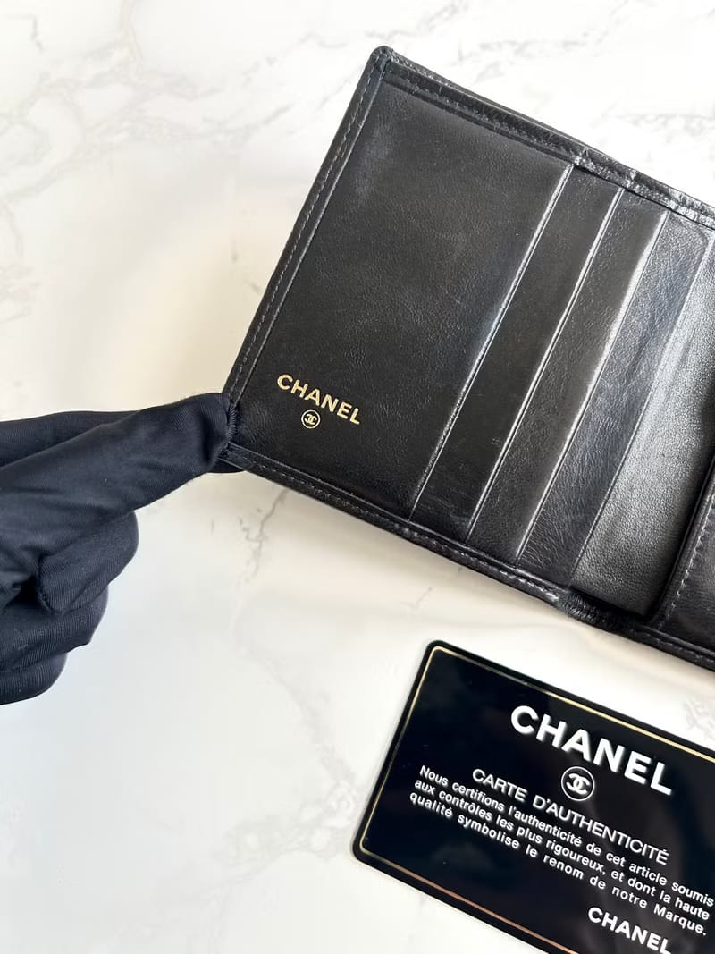 Chanel 黑色小羊皮革中夾/短夾