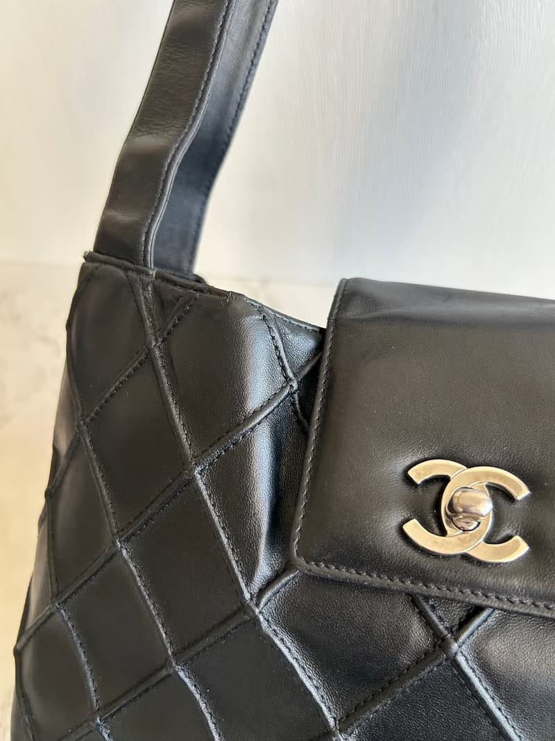 Chanel 稀有黑銀旋轉扣華夫餅流浪包/單肩包/側背包