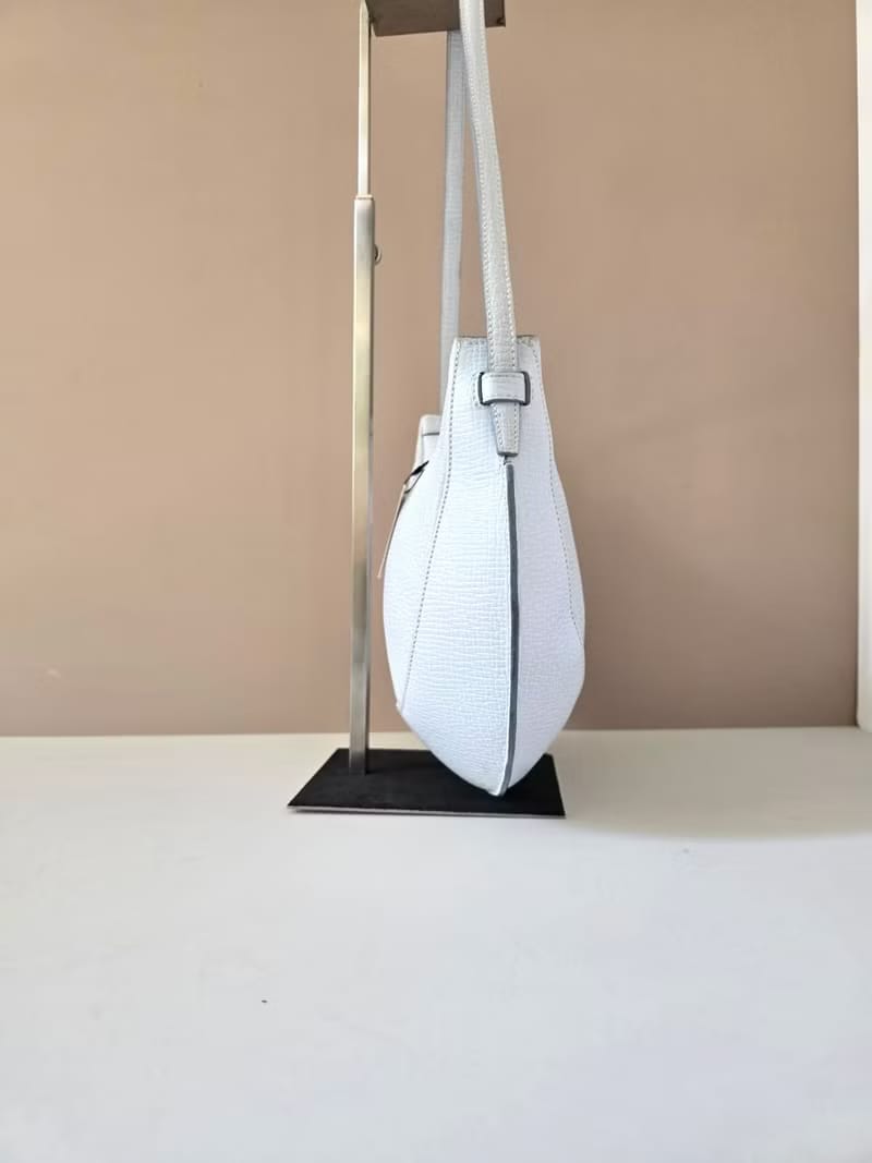 Loewe淺藍半月復古Hobo腋下包/側背包/單肩包