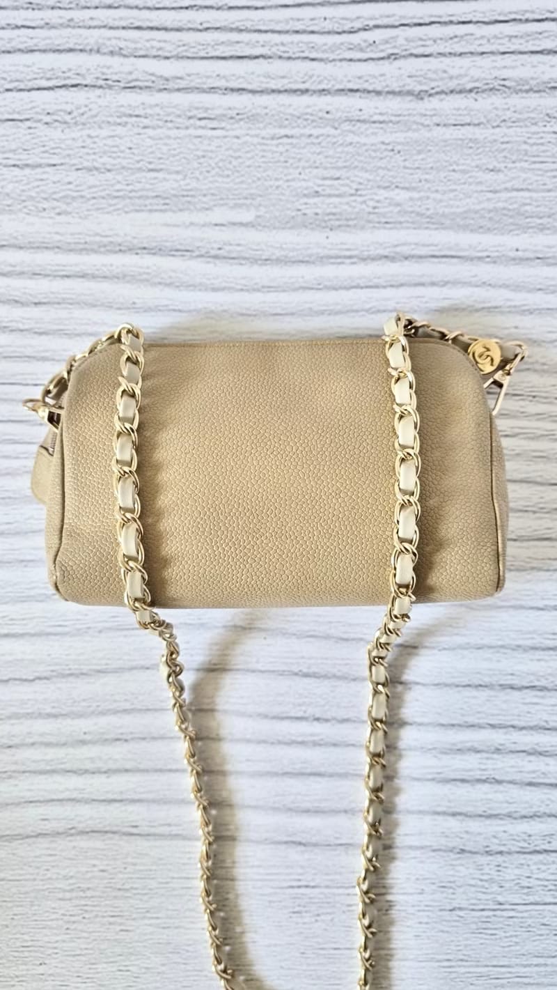 Chanel米杏色魚子醬皮革斜背包/單肩包/側背包