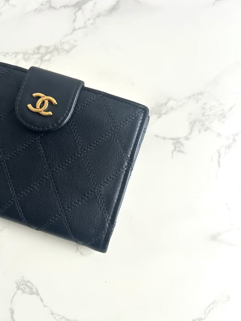 Chanel黑色小羊皮金扣皮革中短夾銀包