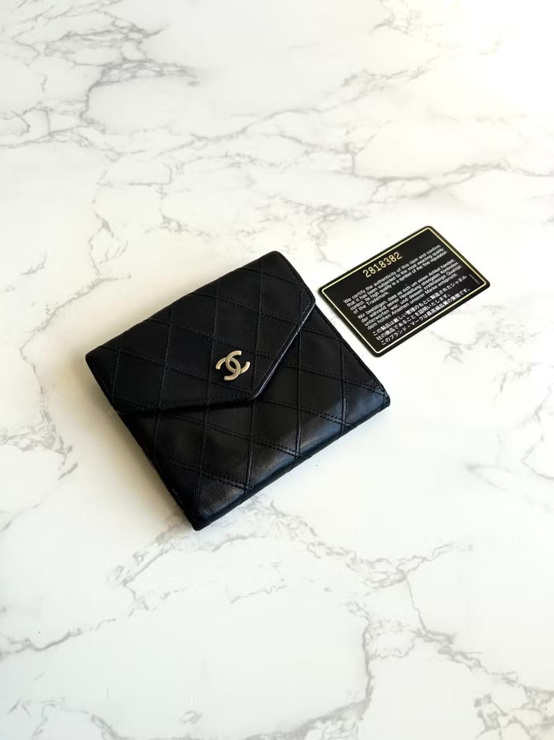 Chanel雙面小羊皮革黑色短夾/小銀包