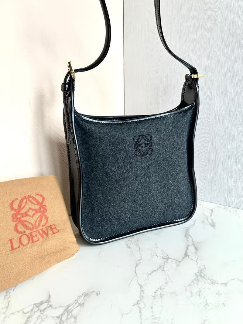 稀有Loewe黑灰色毛呢拼皮Anagram刺繡流浪包/側背包