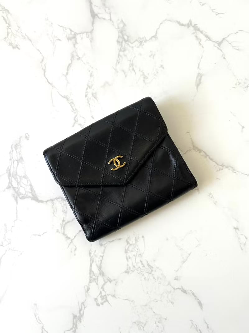 Chanel雙面小羊皮革黑色短夾小銀包