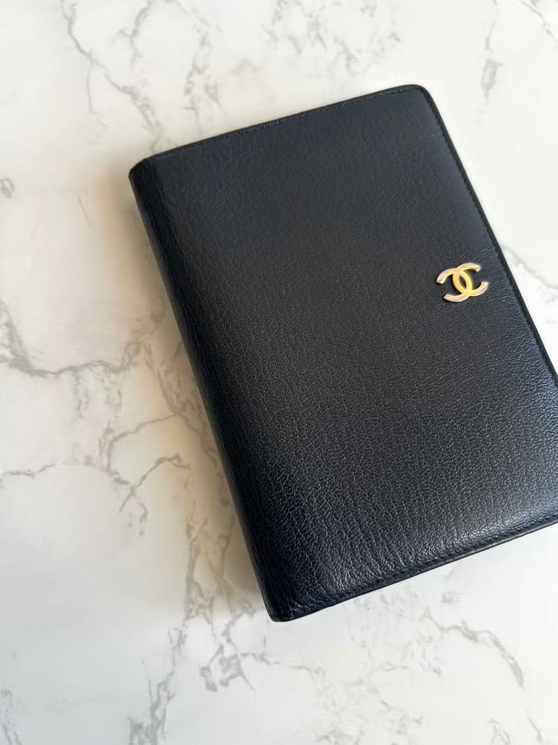 Chanel黑色皮革中短夾/旅行護照套/錢包