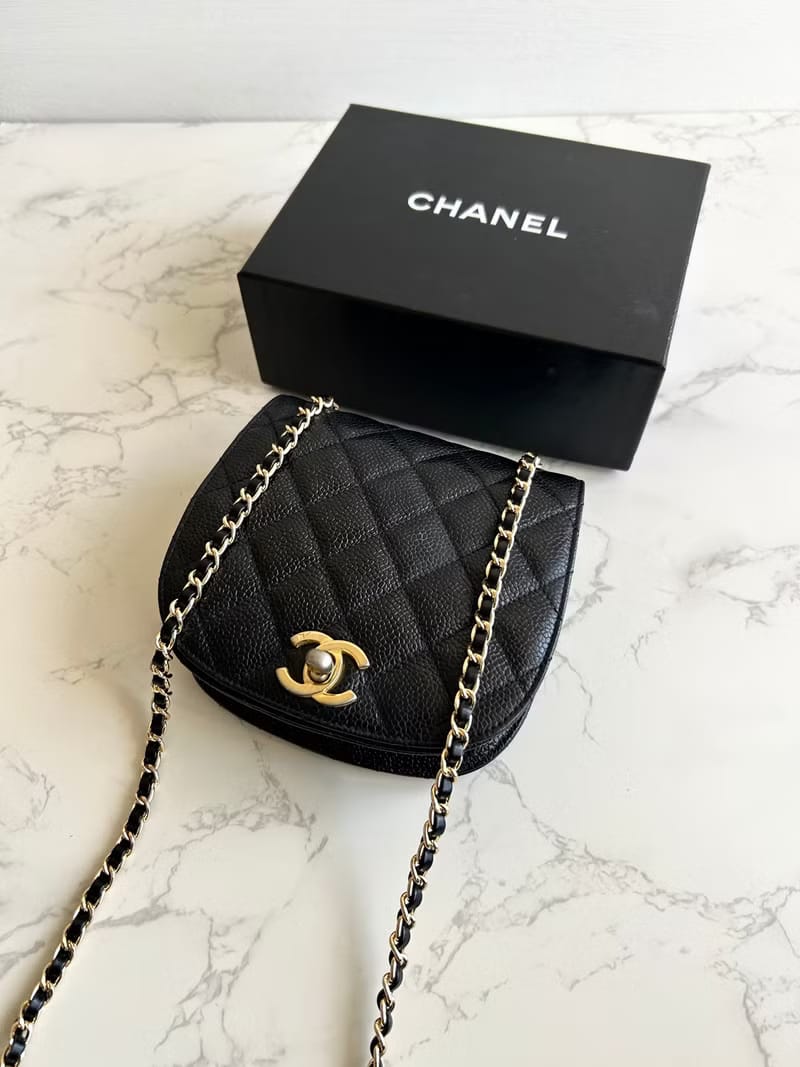 Chanel黑色金旋轉扣馬鞍包/斜背包/單肩包/側背包