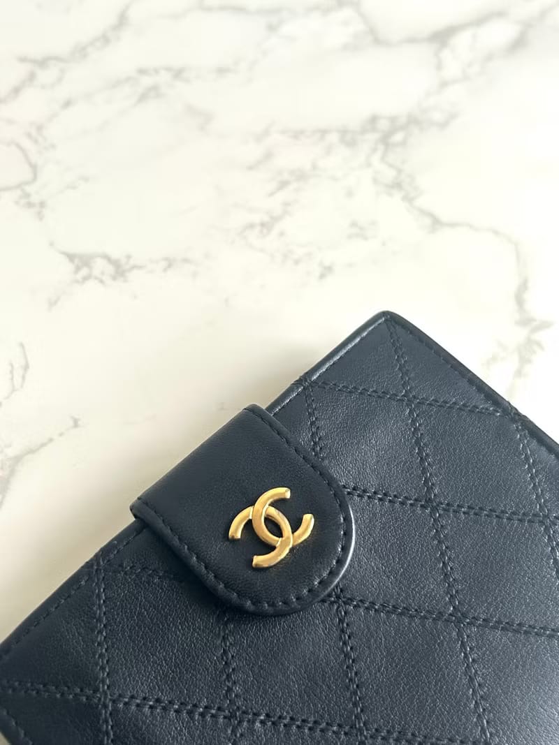 Chanel黑色小羊皮金扣皮革中短夾銀包