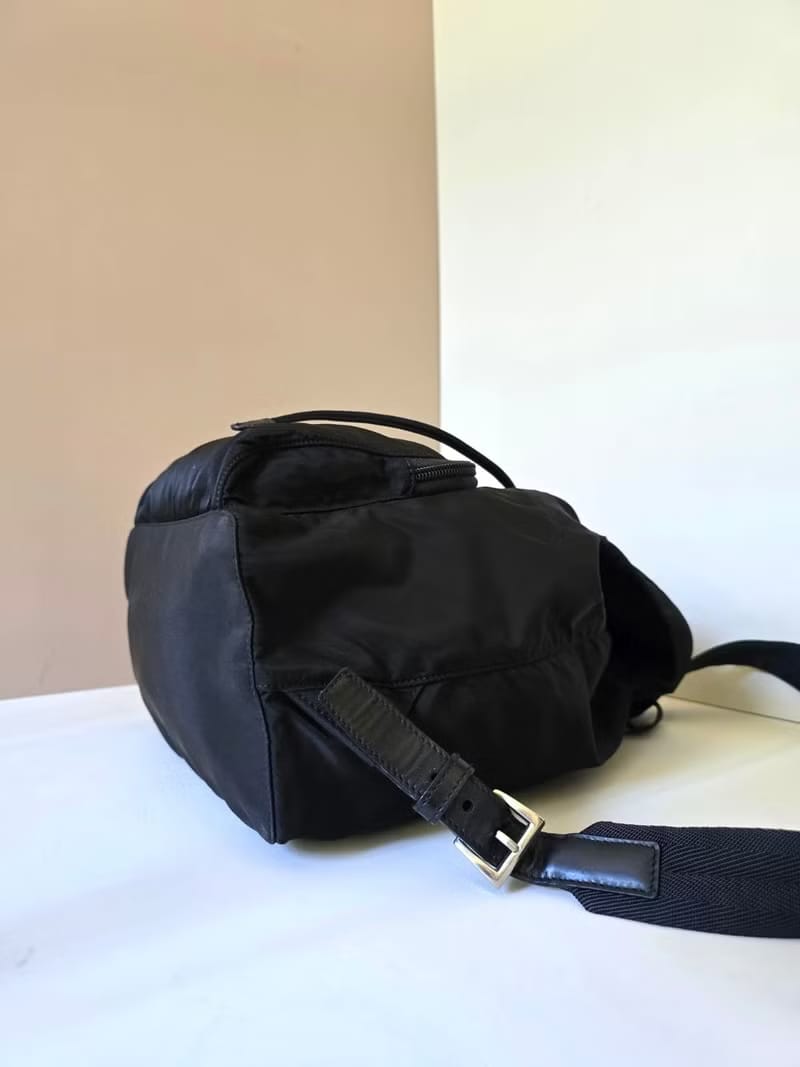 Prada黑色銀標尼龍雙肩包/後背包/背囊