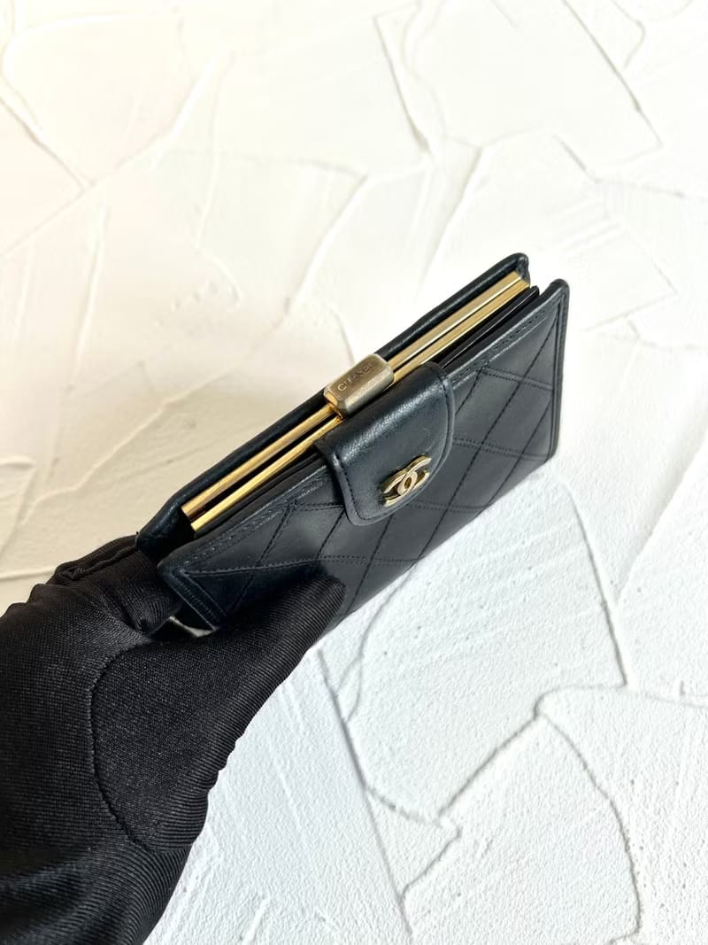 Chanel black lambskin vintage gold-plated bag short wallet/middle wallet/wallet/leather wallet